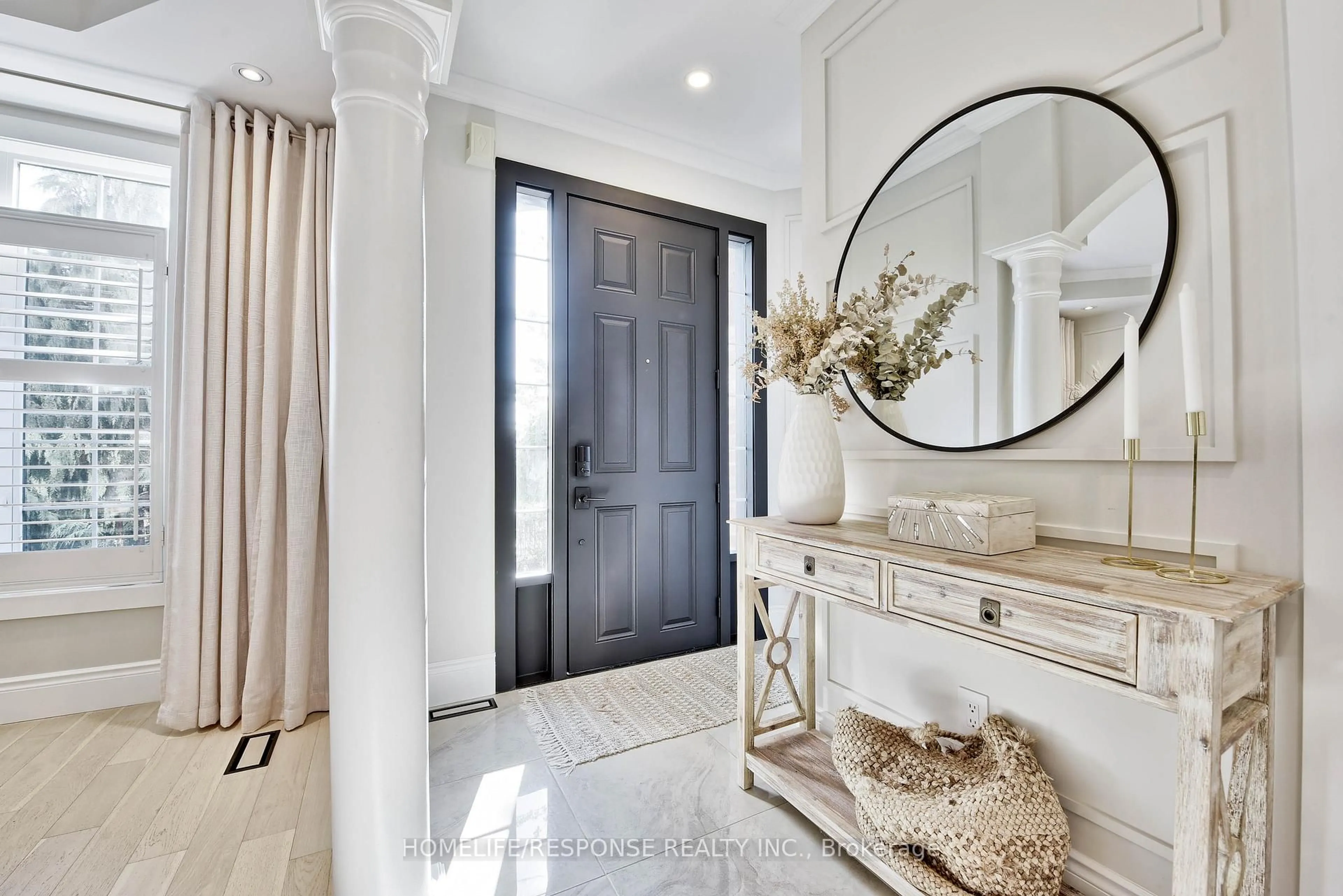 Indoor entryway for 3927 Eglinton Ave, Mississauga Ontario L5M 8A7