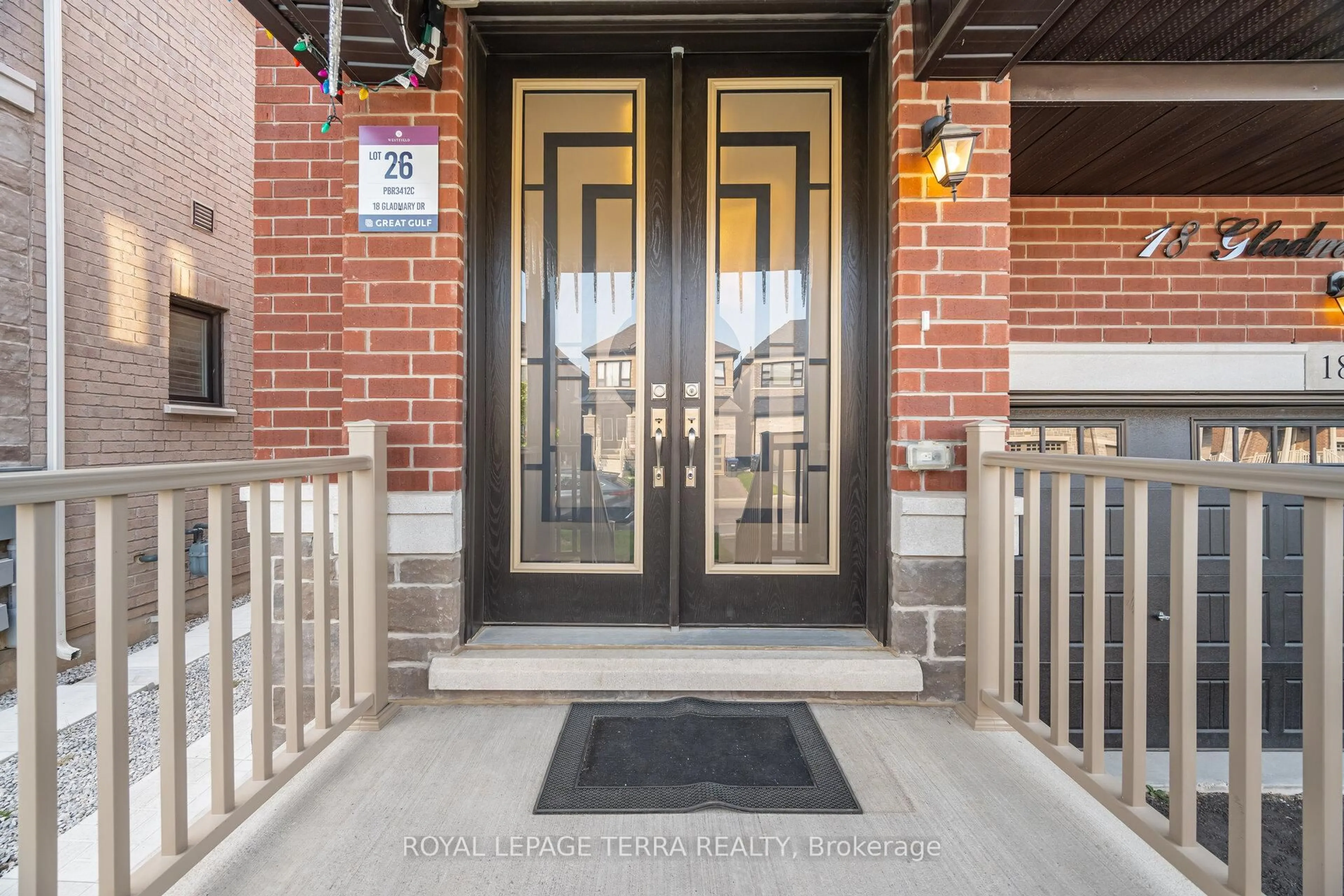 Indoor entryway for 18 Gladmary Dr, Brampton Ontario L6Y 0E4