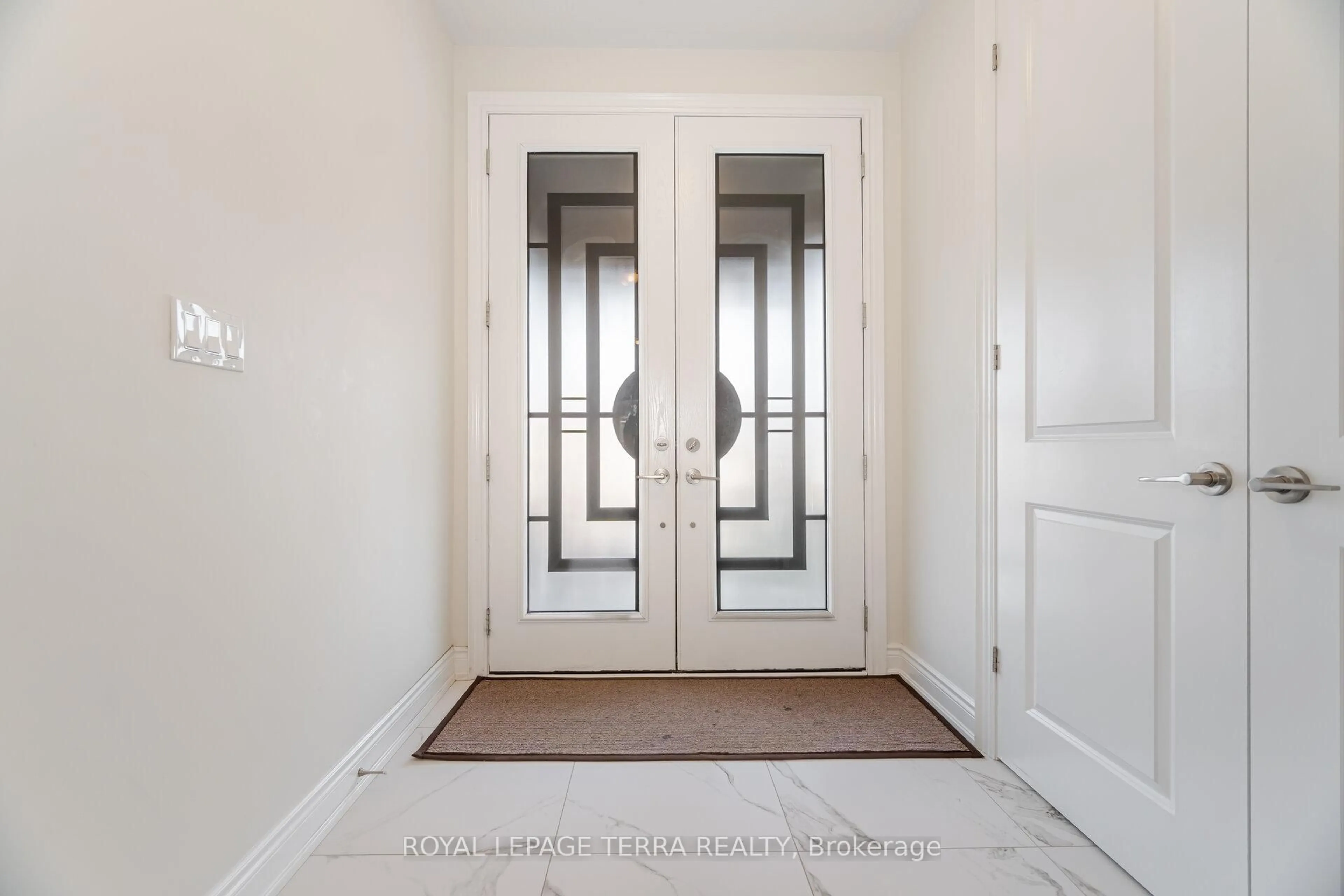 Indoor entryway for 18 Gladmary Dr, Brampton Ontario L6Y 0E4