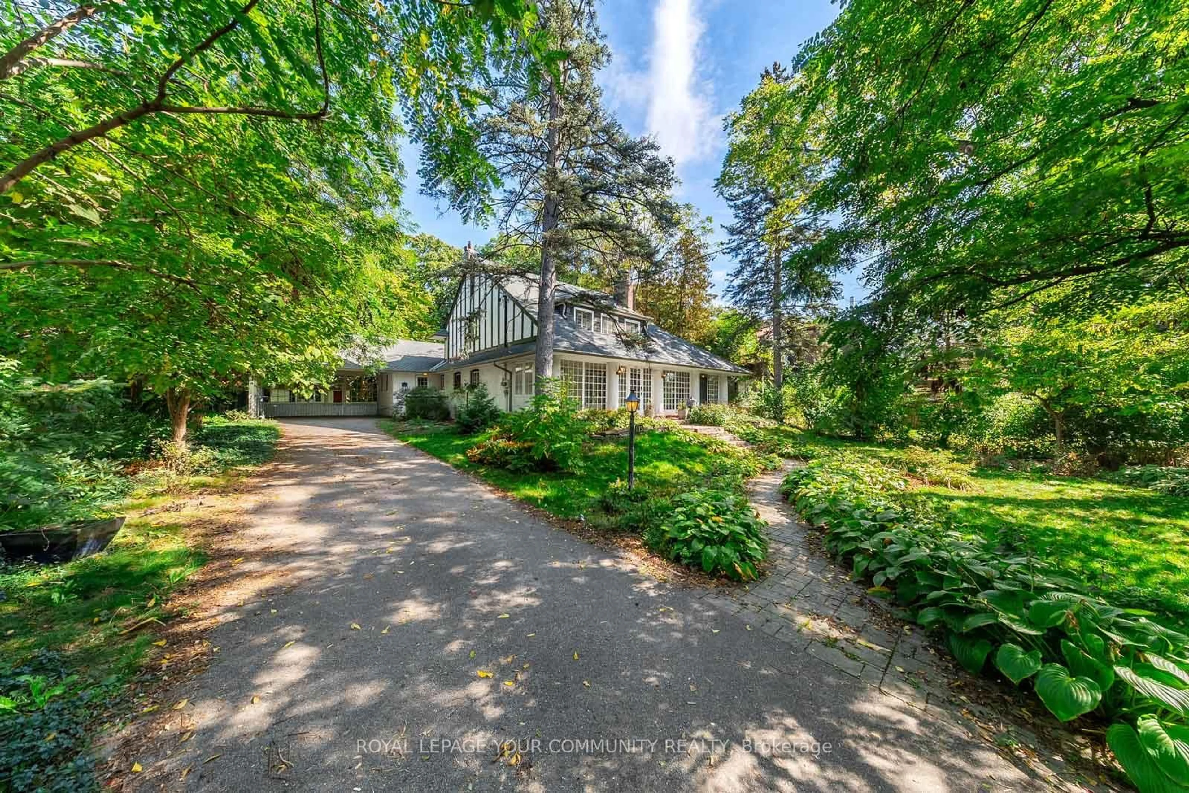 A pic from outside/outdoor area/front of a property/back of a property/a pic from drone, unknown for 1173 Queen Victoria Ave, Mississauga Ontario L5H 3H2