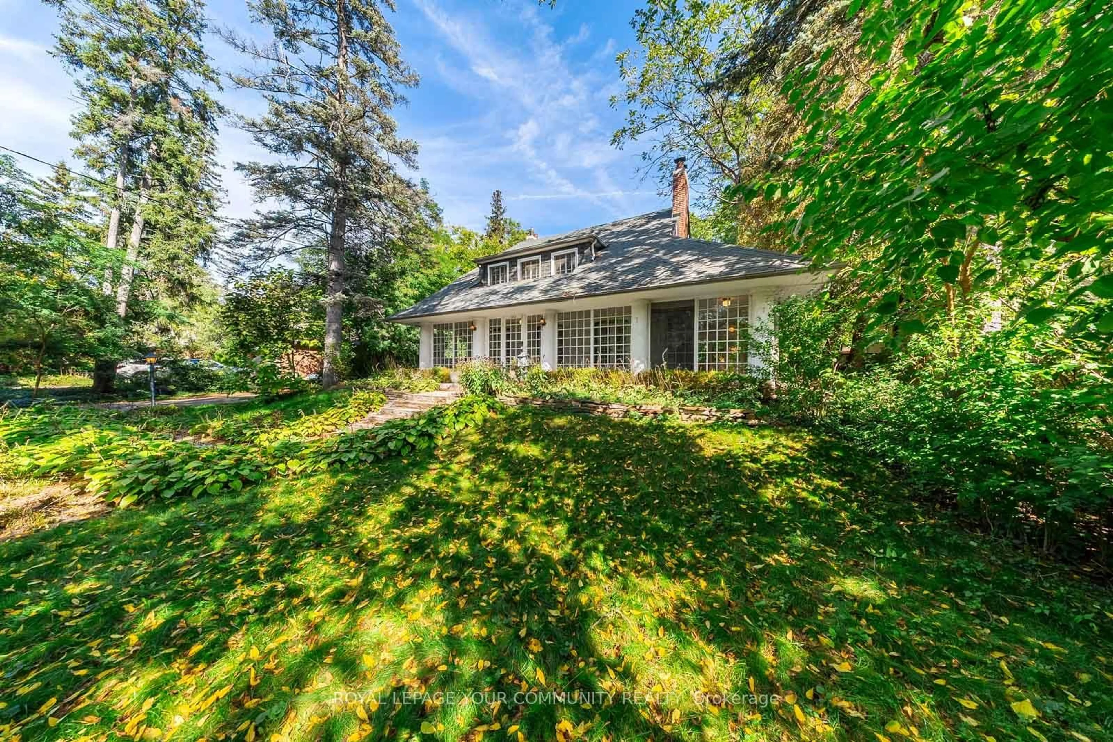 A pic from outside/outdoor area/front of a property/back of a property/a pic from drone, street for 1173 Queen Victoria Ave, Mississauga Ontario L5H 3H2