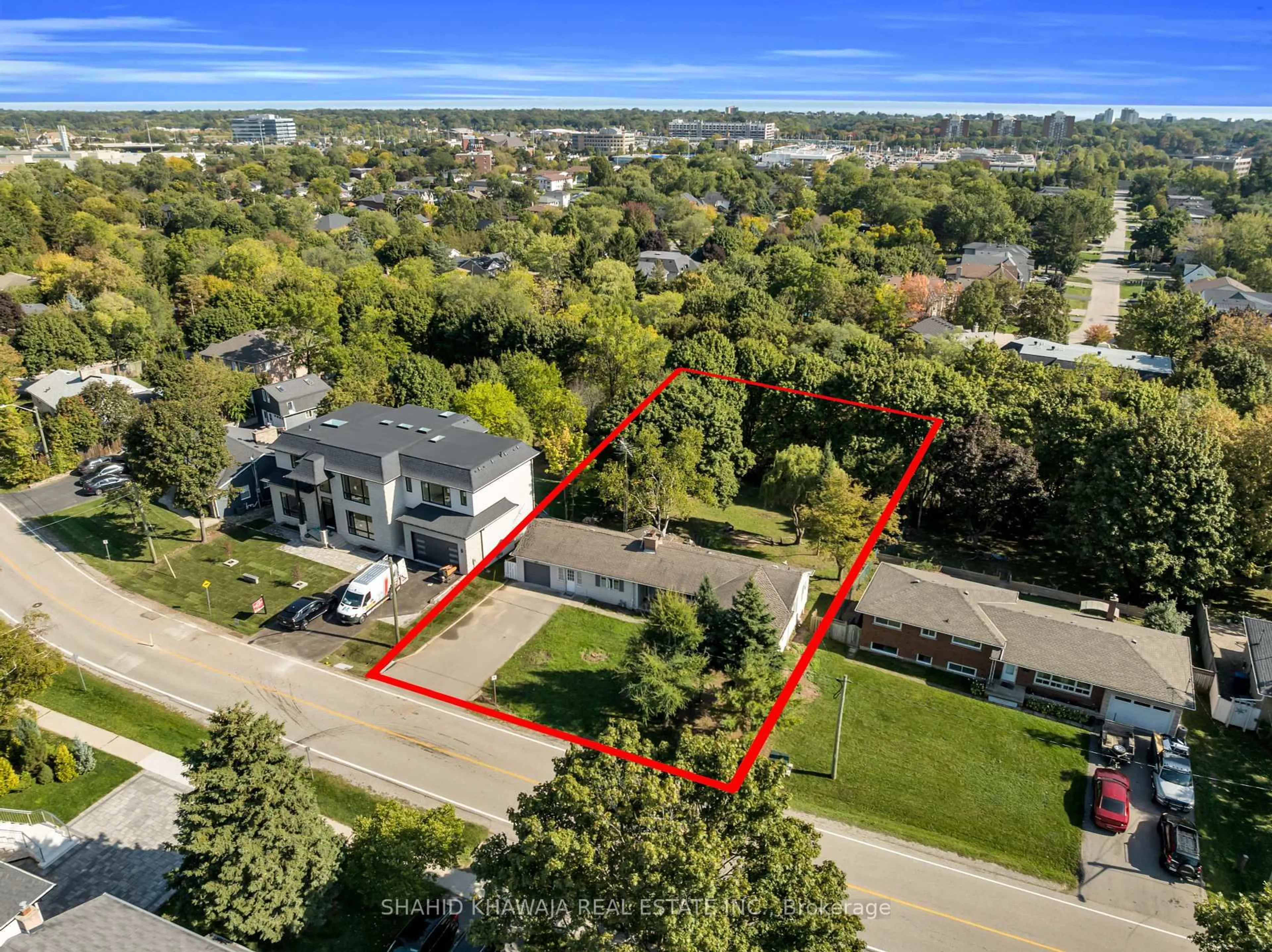 A pic from outside/outdoor area/front of a property/back of a property/a pic from drone, street for 76 Ridge Dr, Oakville Ontario L6H 1B6