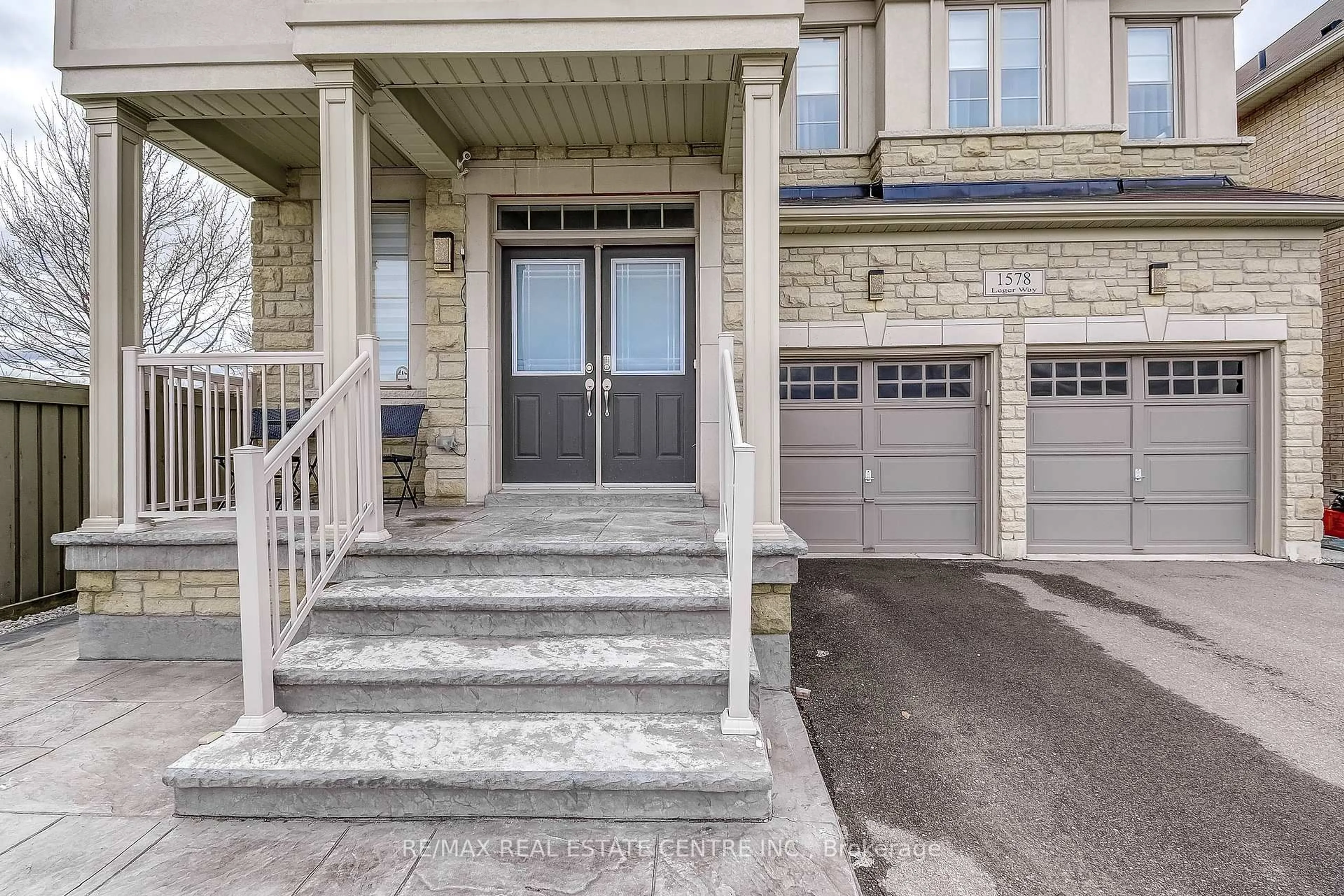 Indoor entryway for 1578 Leger Way, Milton Ontario L9E 1H4