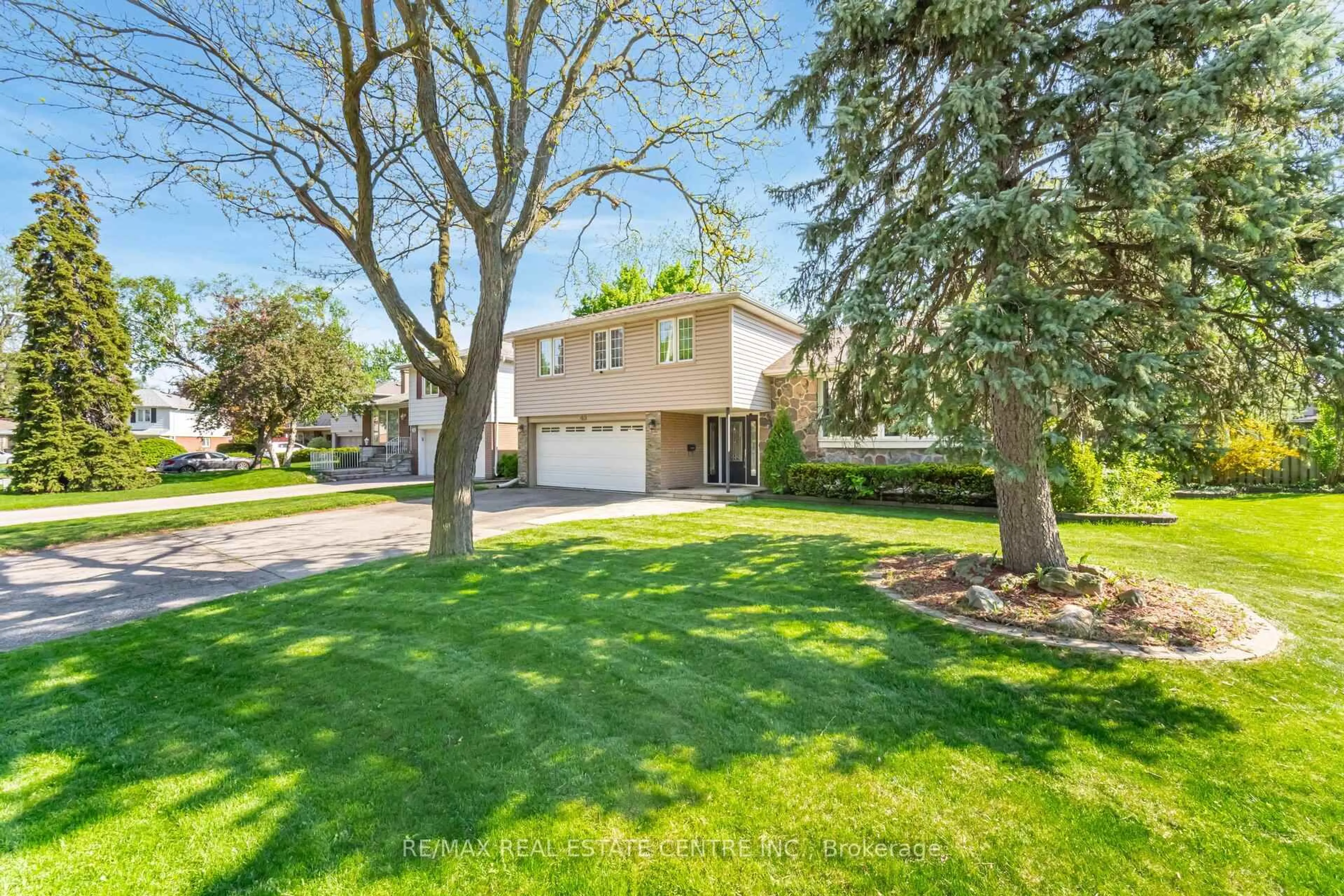 A pic from outside/outdoor area/front of a property/back of a property/a pic from drone, street for 45 Core Cres, Brampton Ontario L6W 2G6