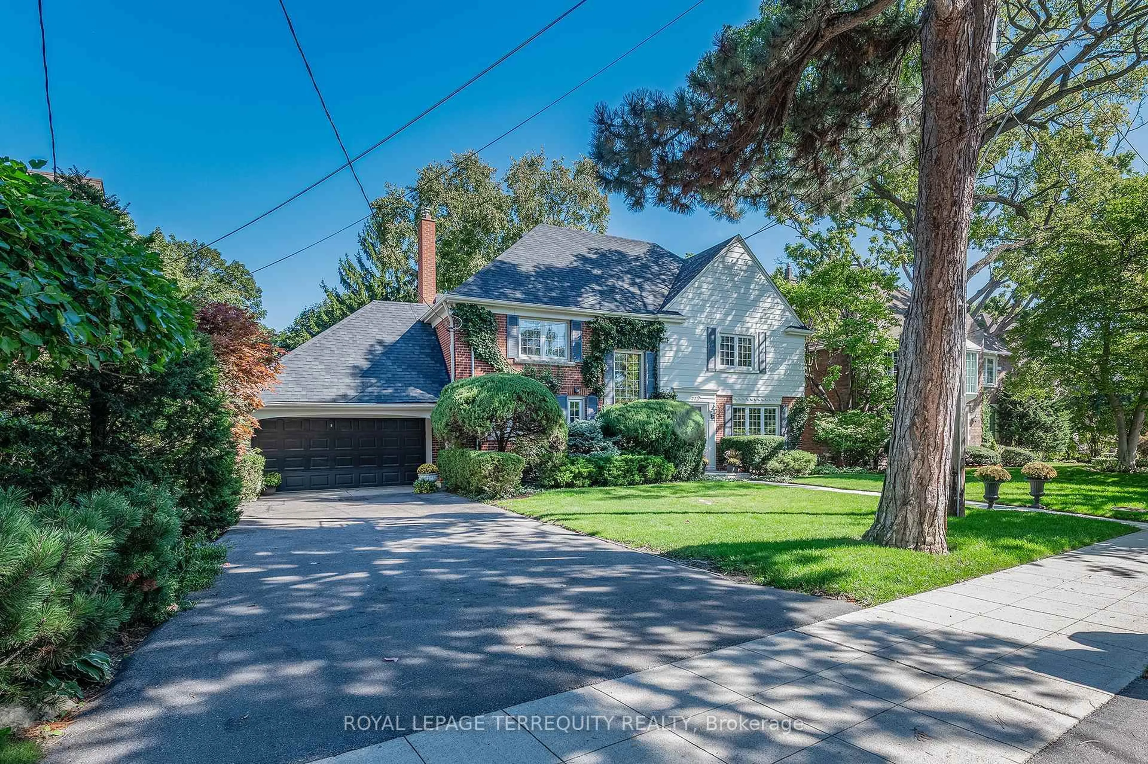 A pic from outside/outdoor area/front of a property/back of a property/a pic from drone, street for 223 Riverside Dr, Toronto Ontario M6S 4A8
