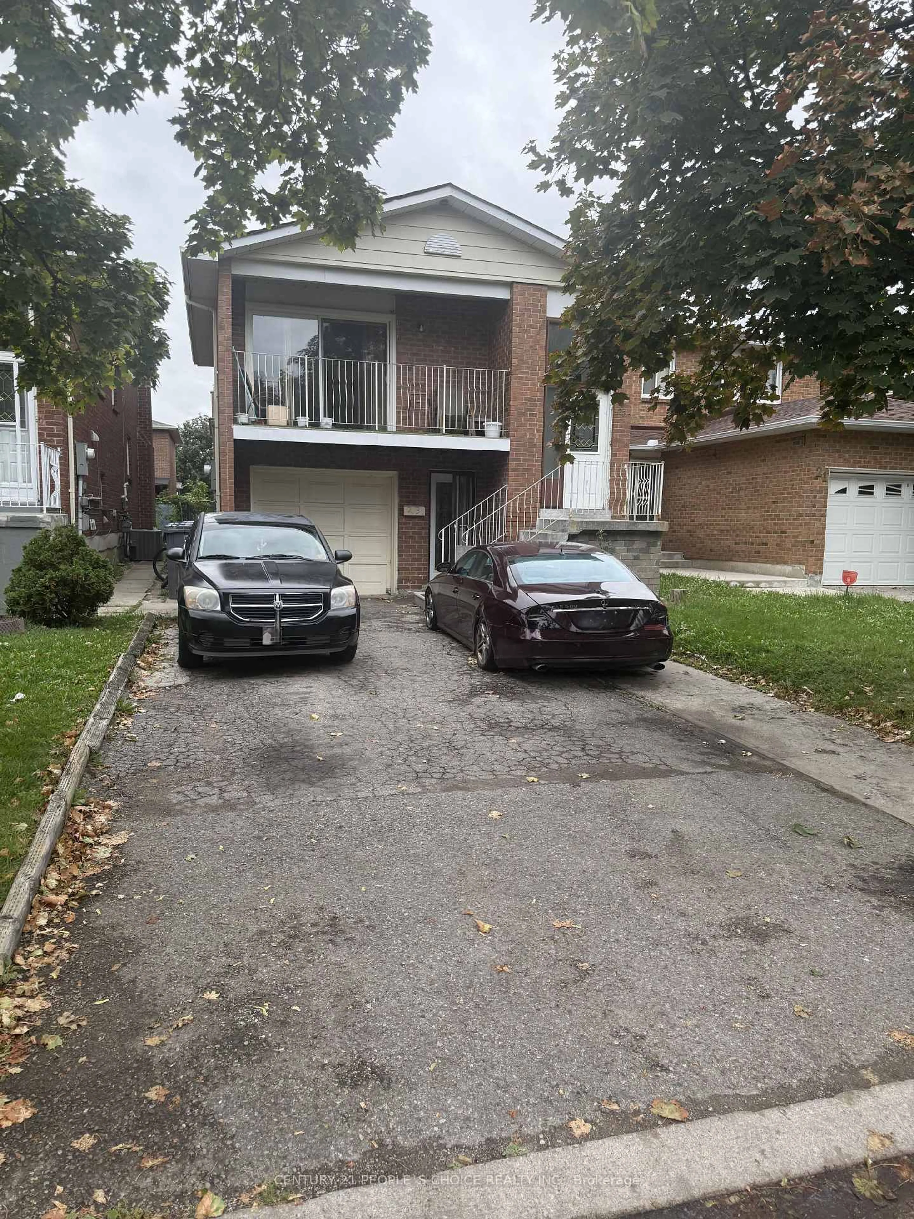 A pic from outside/outdoor area/front of a property/back of a property/a pic from drone, street for 23 Deerpark Cres, Brampton Ontario L6X 2T6