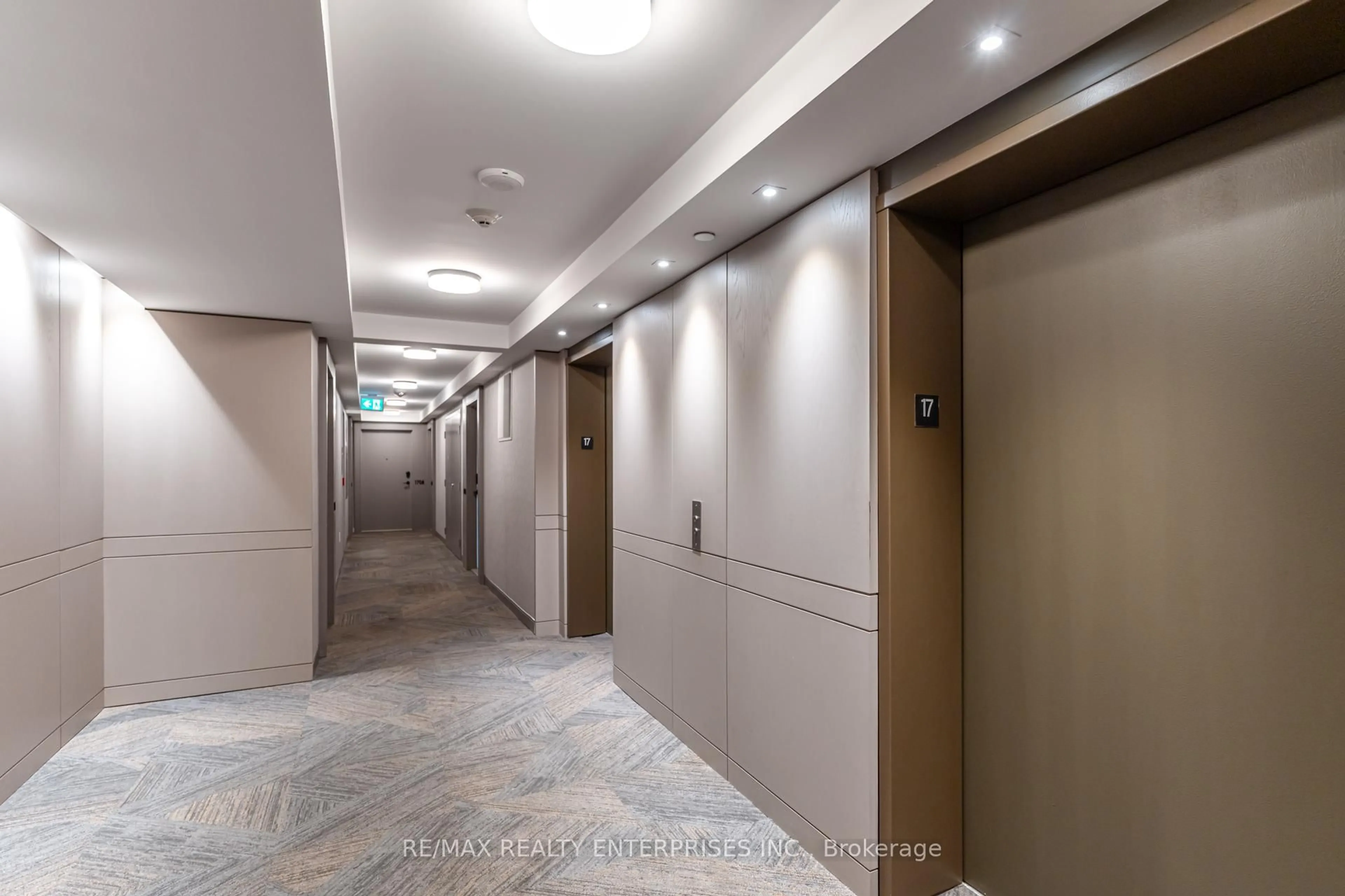 Indoor foyer for 4655 Metcalfe Ave #1703, Mississauga Ontario L5M 0Z7