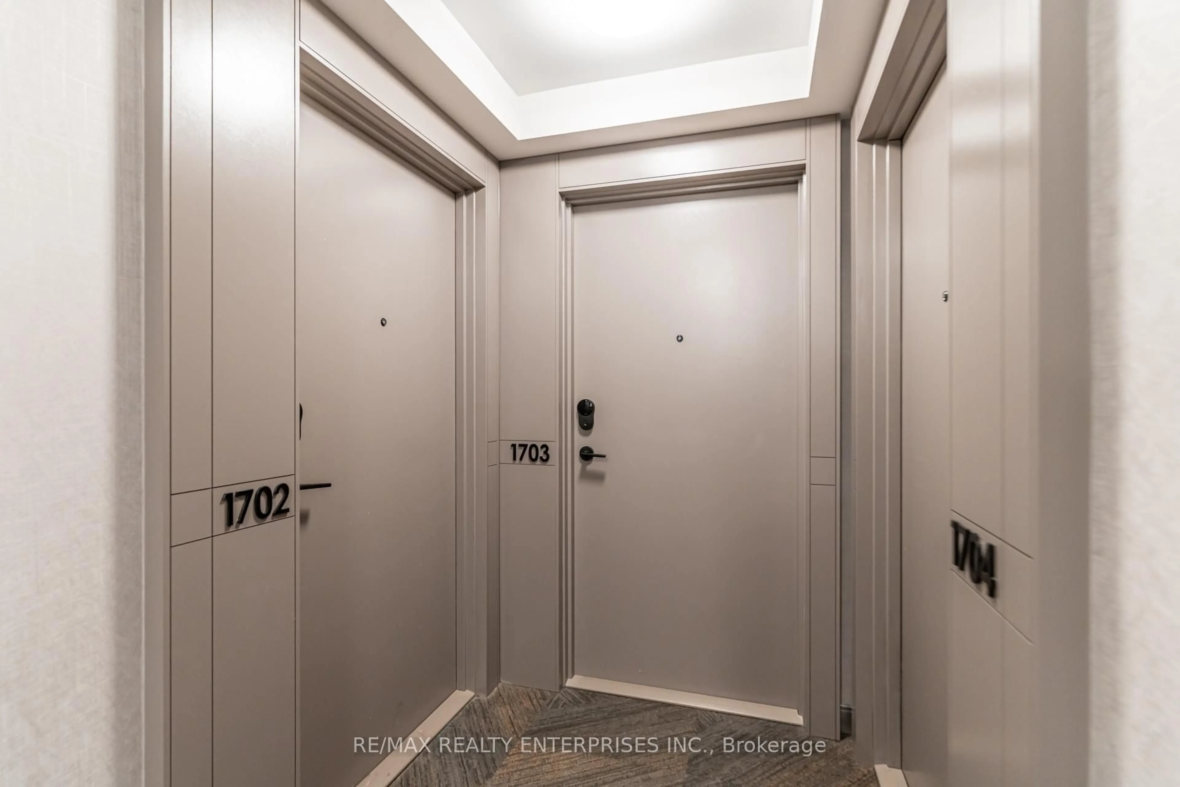 Indoor foyer for 4655 Metcalfe Ave #1703, Mississauga Ontario L5M 0Z7