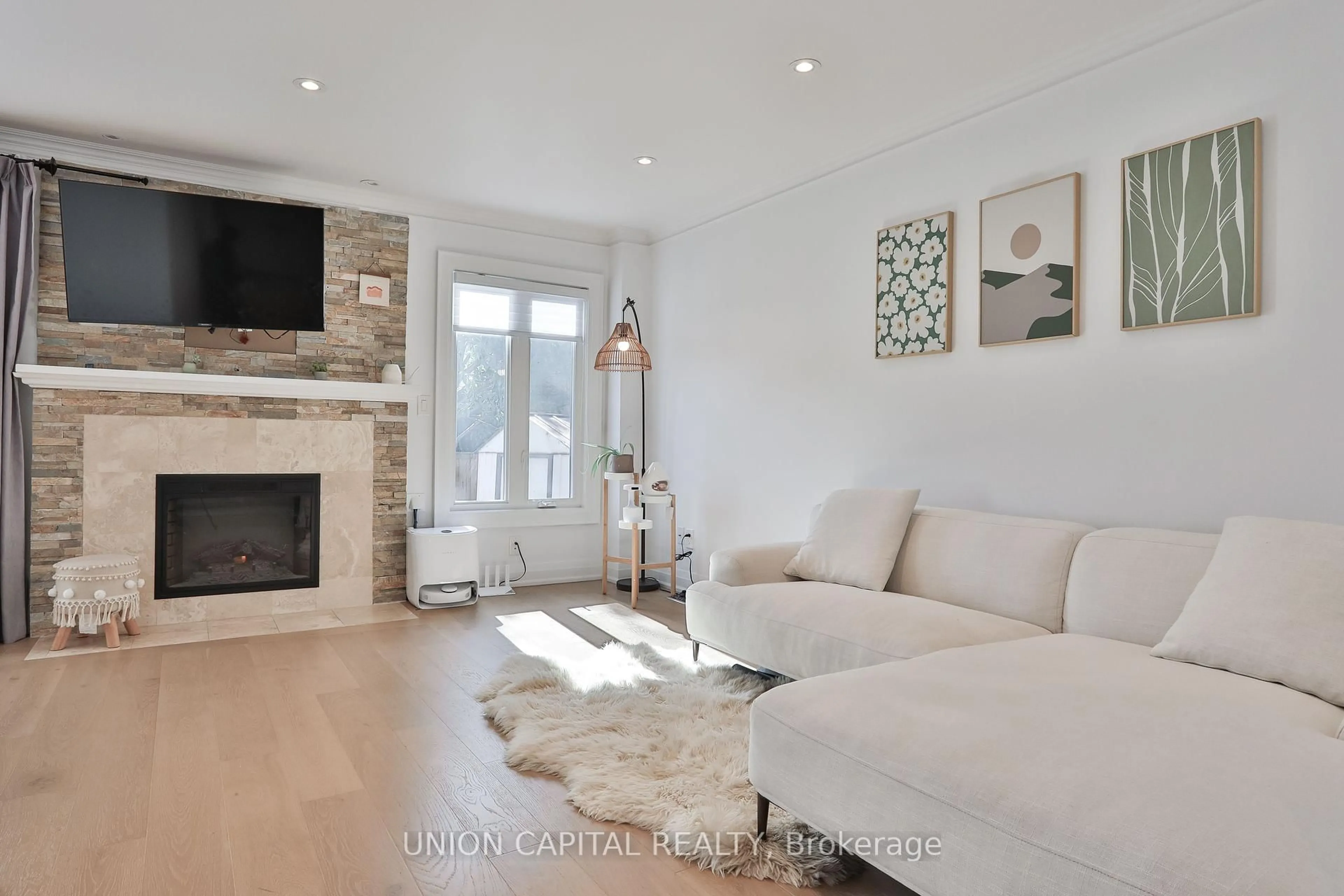 Living room with furniture, unknown for 168 Kingsbridge Garden Circ, Mississauga Ontario L5R 1T5