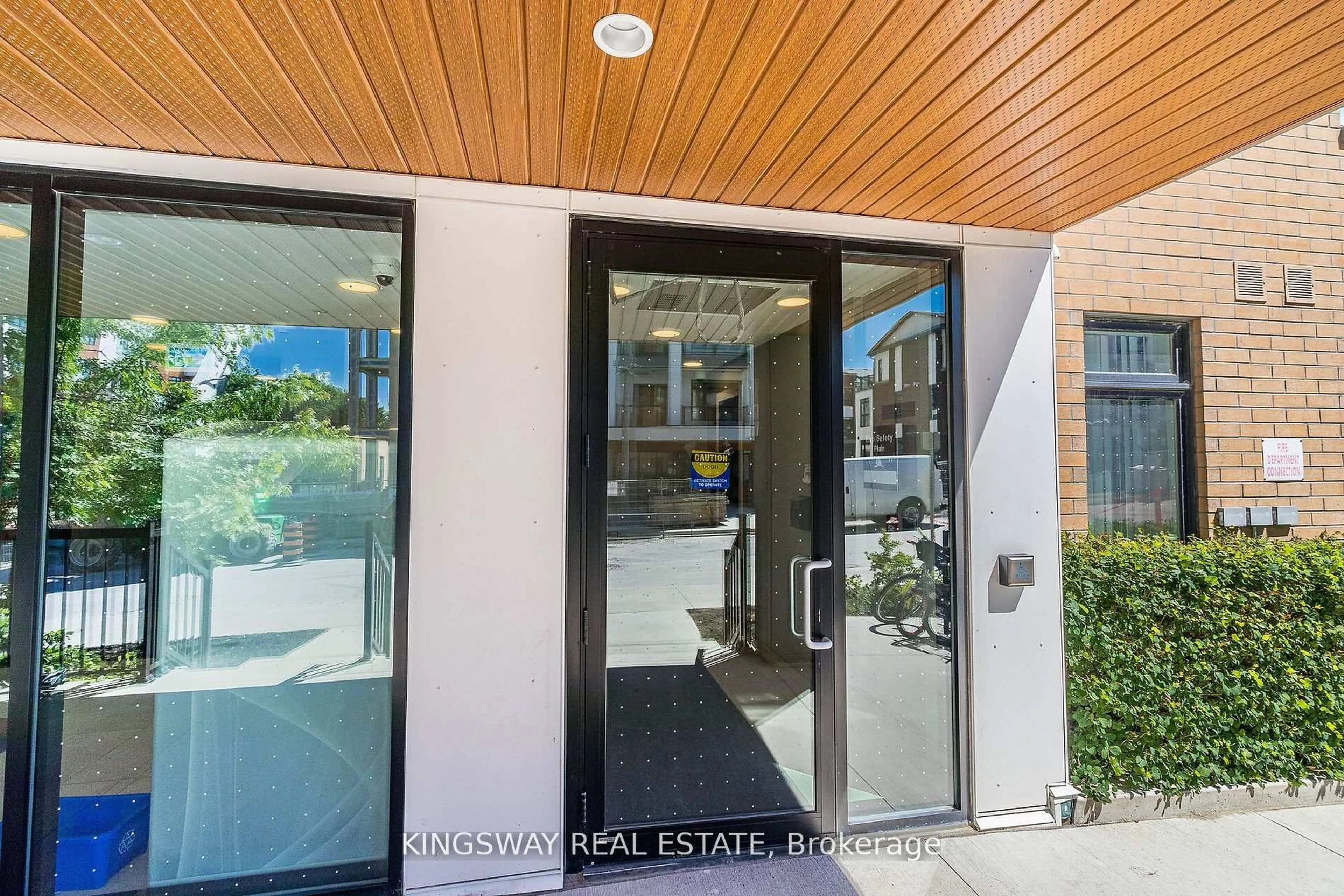 Indoor entryway for 120 Canon Jackson Dr #304, Toronto Ontario M6M 0B8