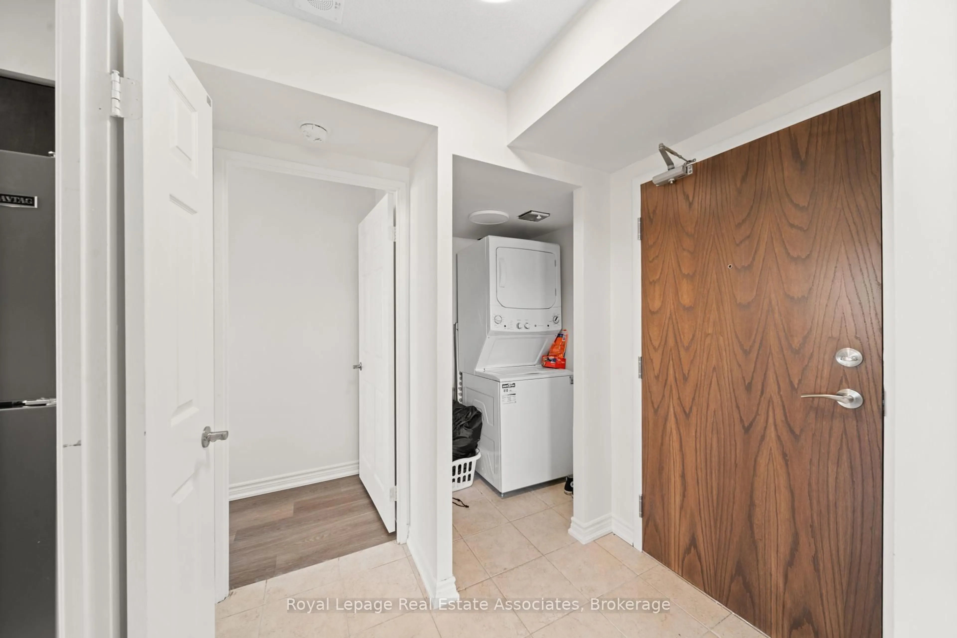 Indoor entryway for 50 Kingsbridge Garden Circ #1206, Mississauga Ontario L5R 1Y2