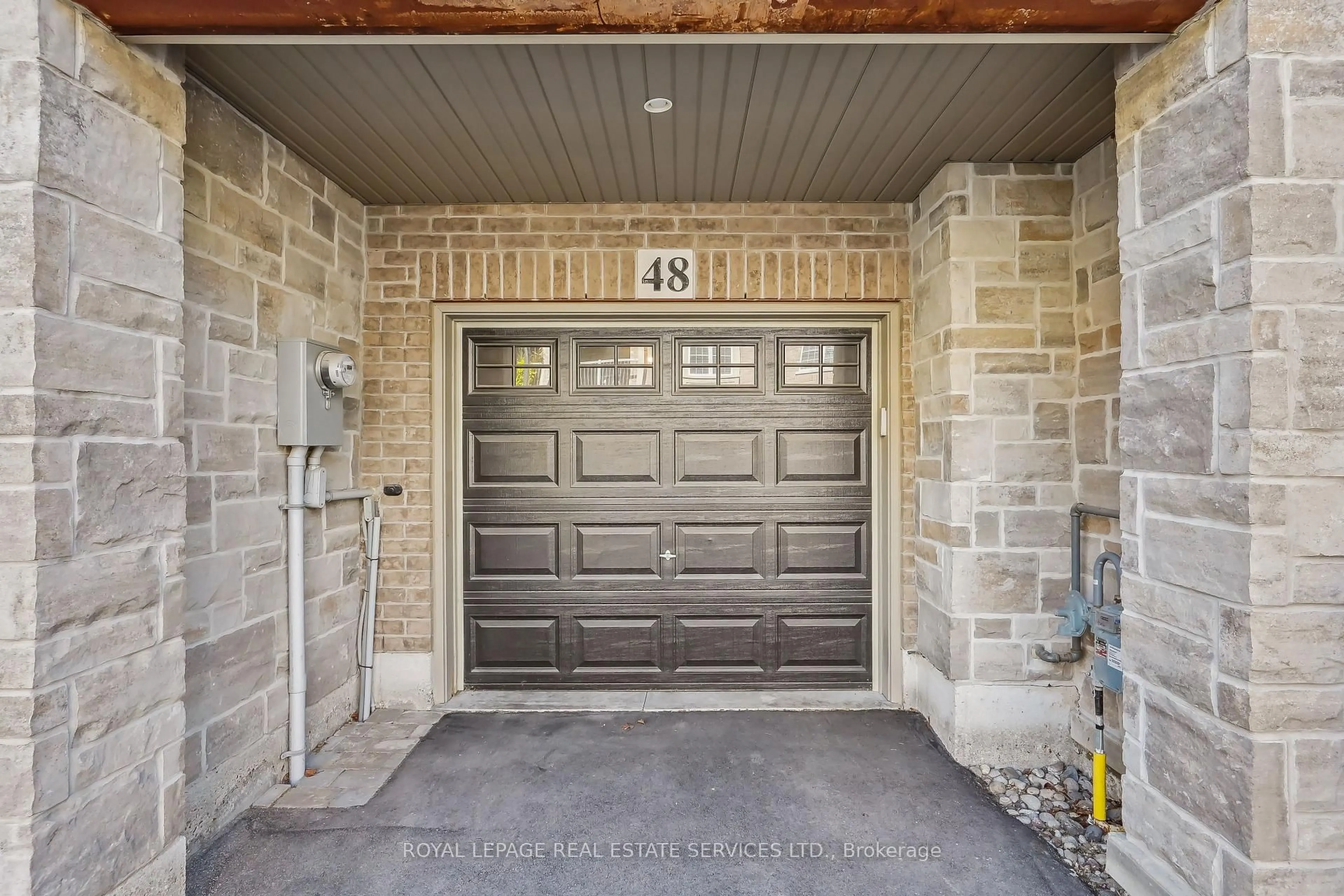 Indoor entryway for 2086 Ghent Ave #48, Burlington Ontario L7R 0E1