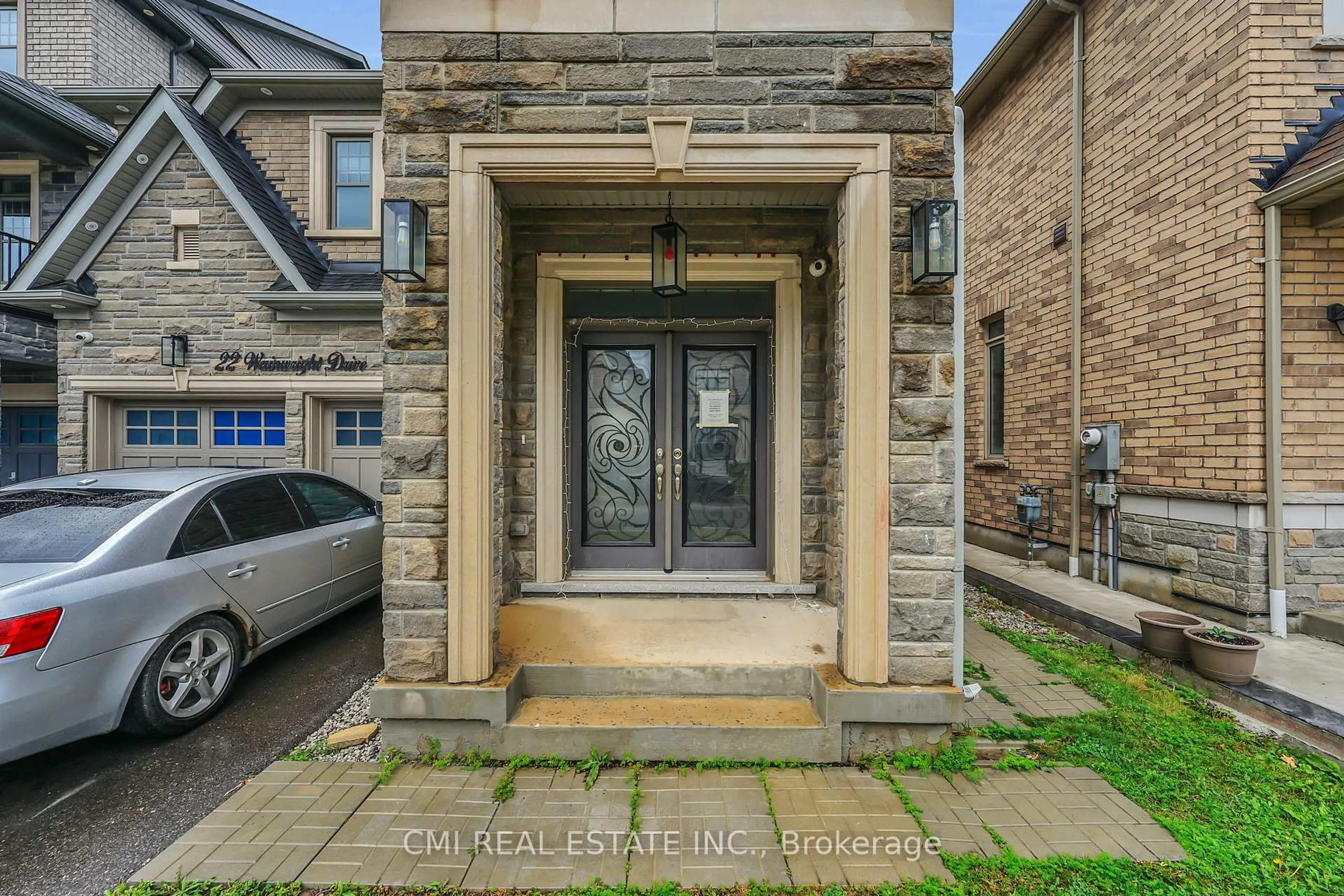 Indoor entryway for 22 Wainwright Dr, Brampton Ontario L7A 4Y5