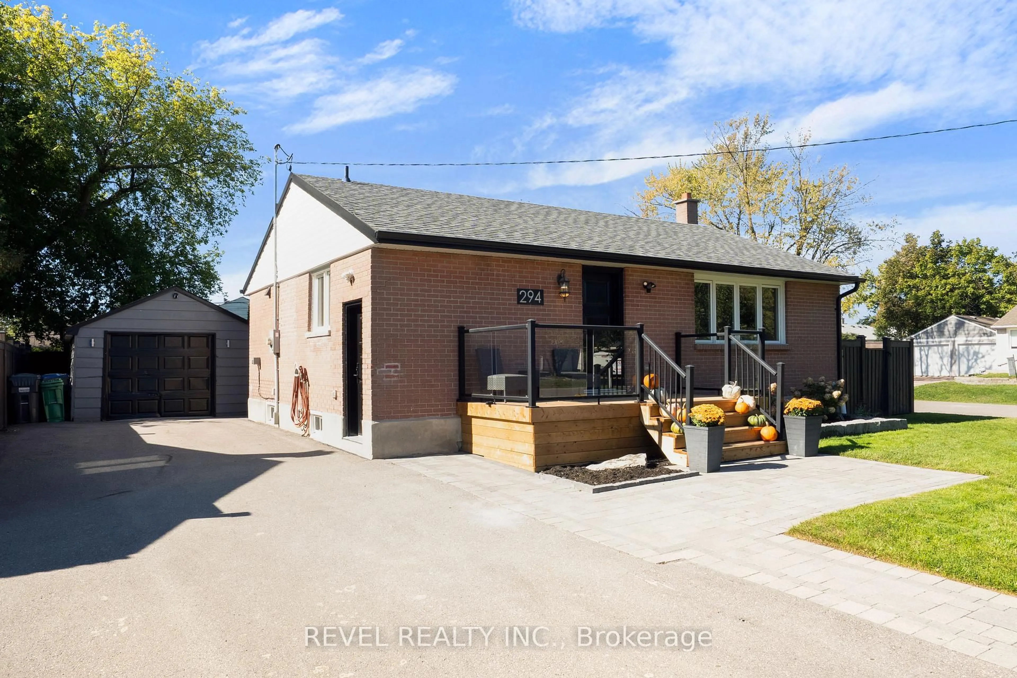 A pic from outside/outdoor area/front of a property/back of a property/a pic from drone, street for 294 Henderson St, Caledon Ontario L7E 4X8