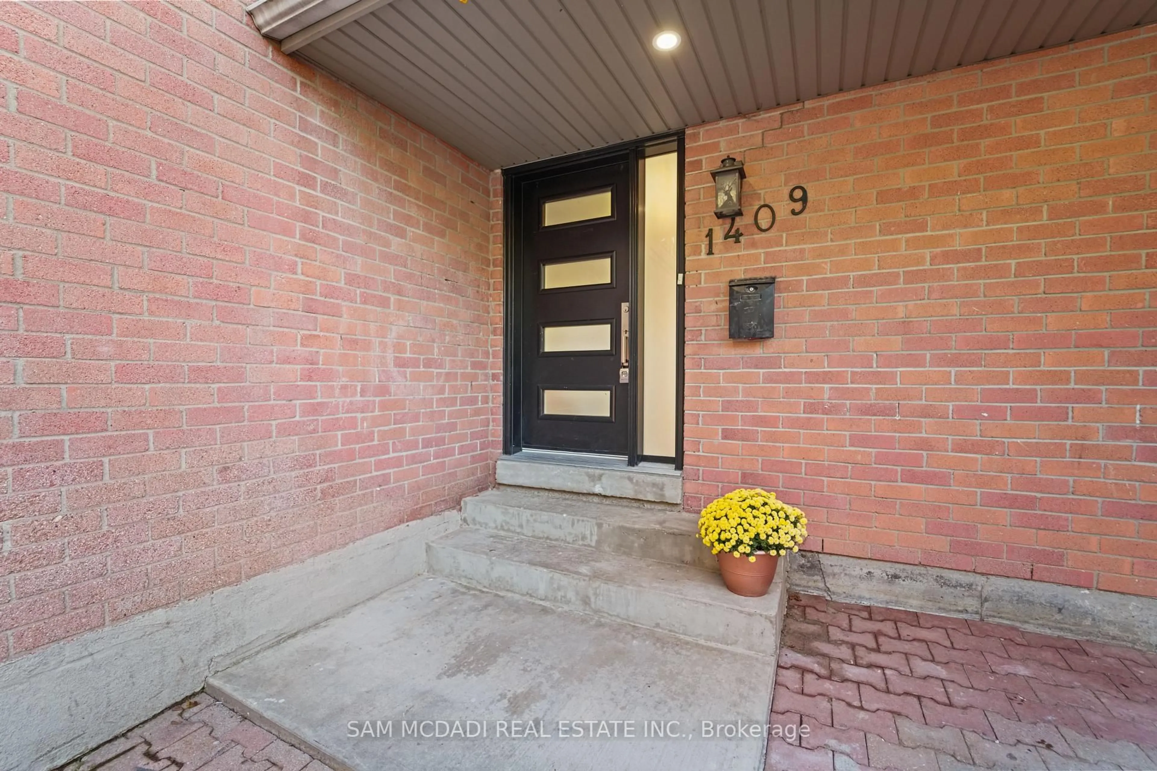 Indoor entryway for 1409 Lefkas Crt, Mississauga Ontario L5J 4L8