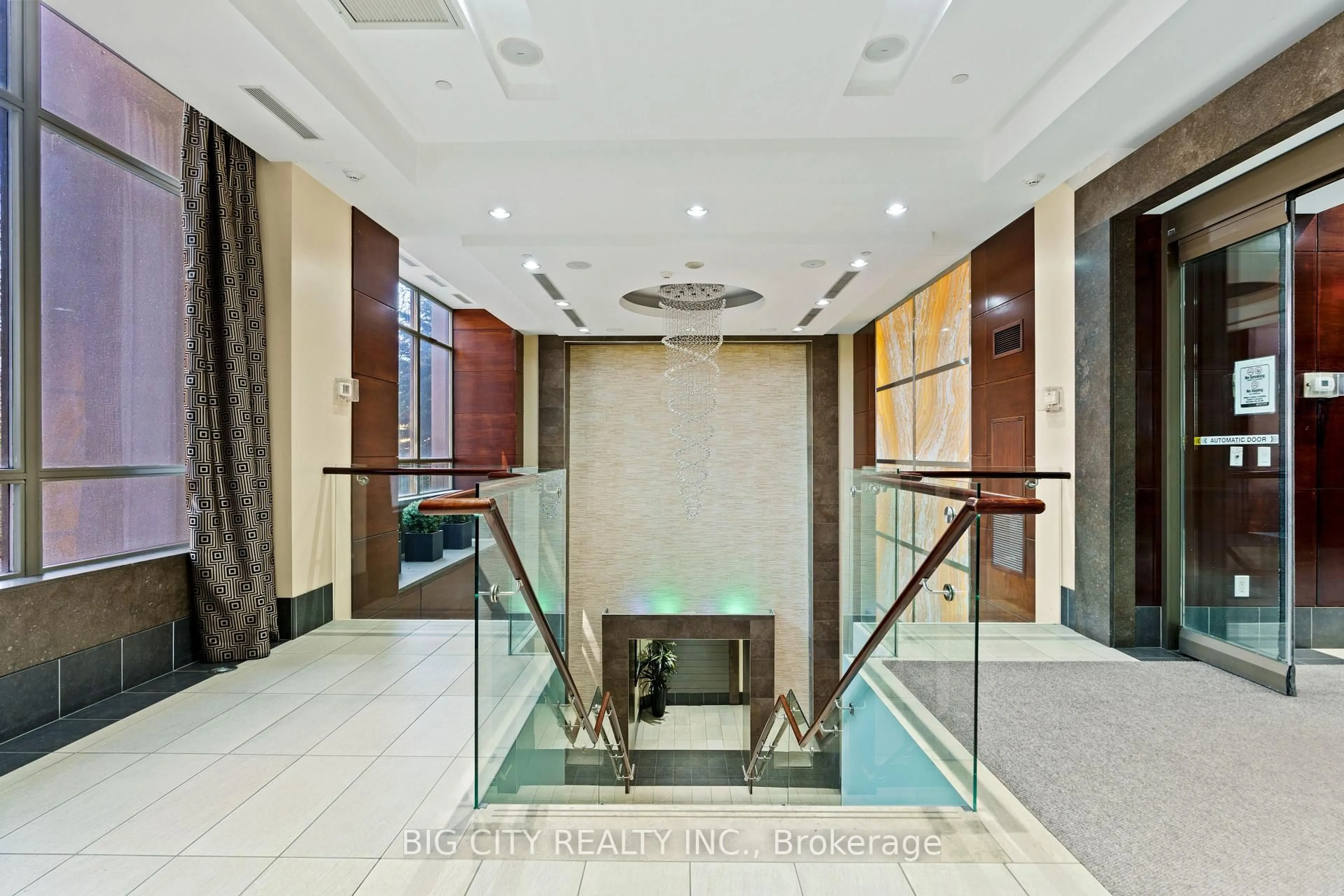 Indoor foyer for 310 Burnhamthorpe Rd #2701, Mississauga Ontario L5B 4P9