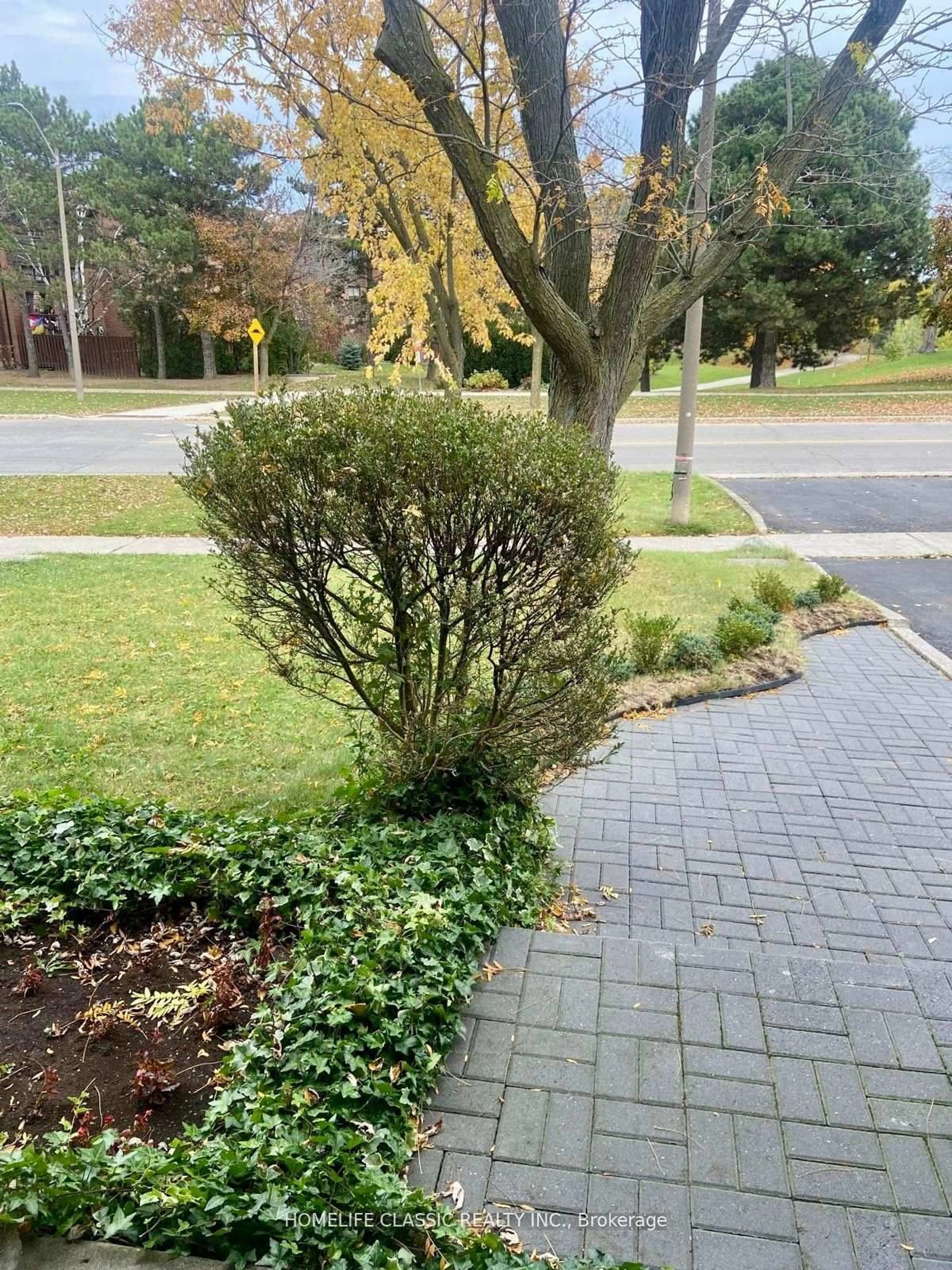 A pic from outside/outdoor area/front of a property/back of a property/a pic from drone, street for 4142 Fieldgate Dr W Dr, Mississauga Ontario L4W 2C5