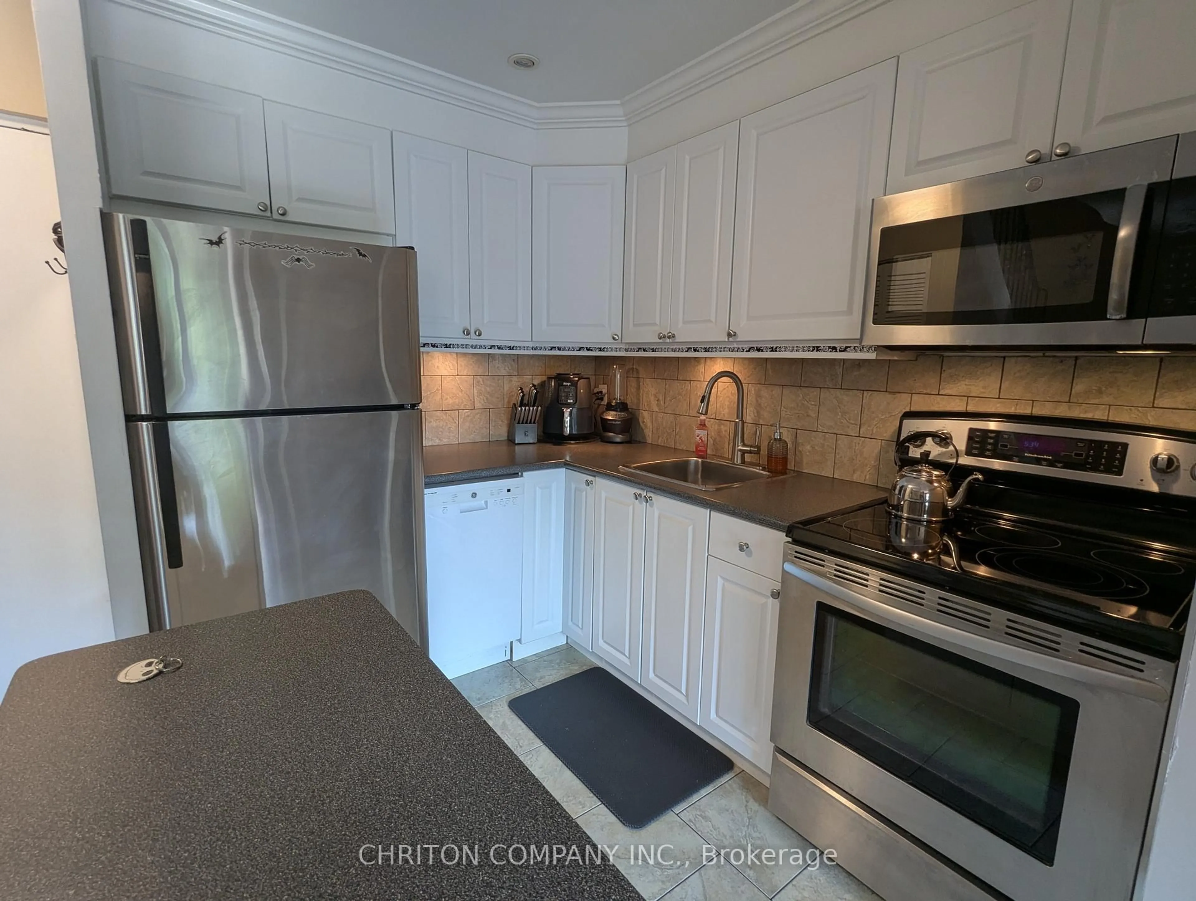Standard kitchen, ceramic/tile floor for 2001 Bonnymede Dr #122, Mississauga Ontario L5J 4H8