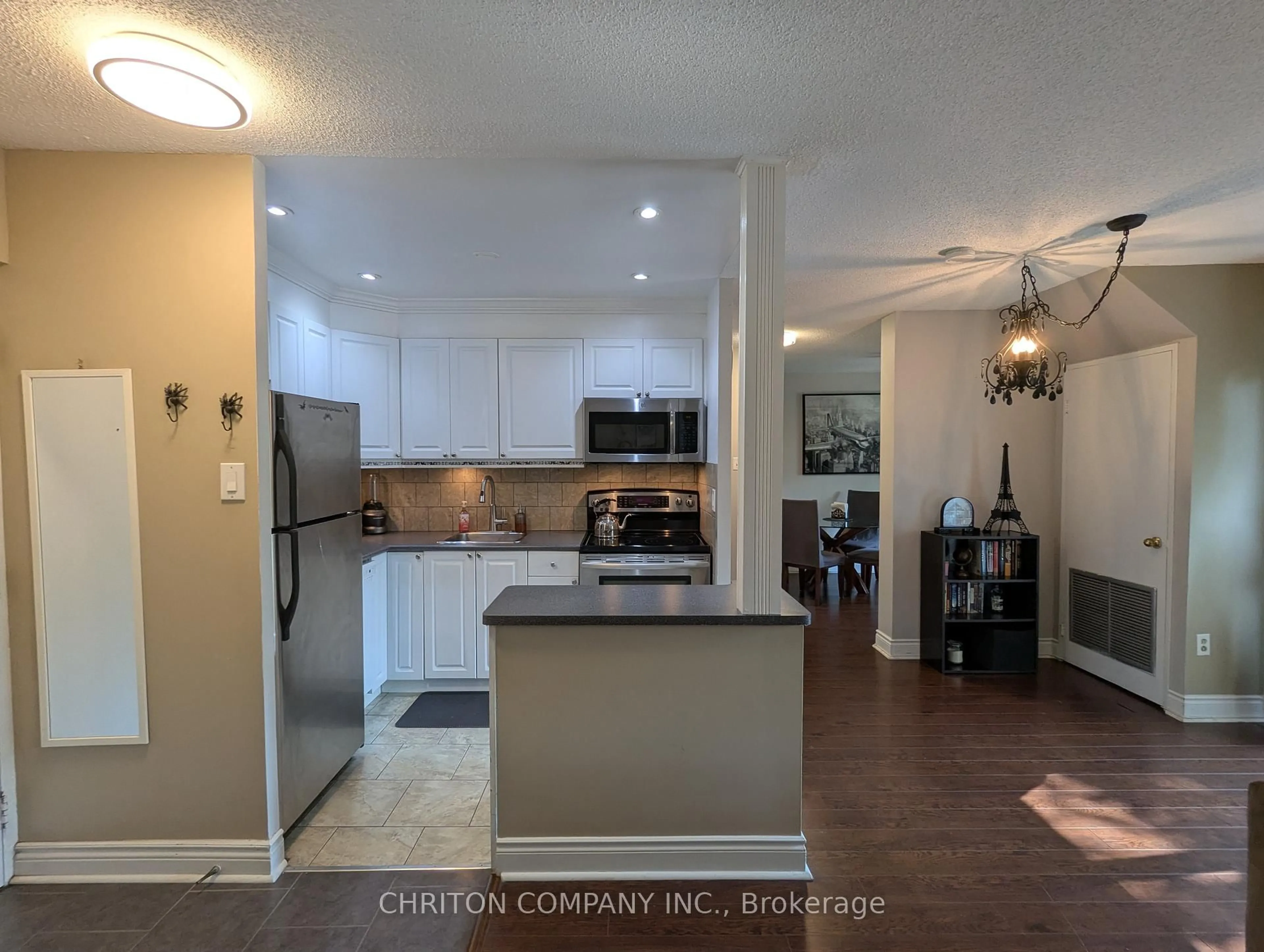Open concept kitchen, ceramic/tile floor for 2001 Bonnymede Dr #122, Mississauga Ontario L5J 4H8