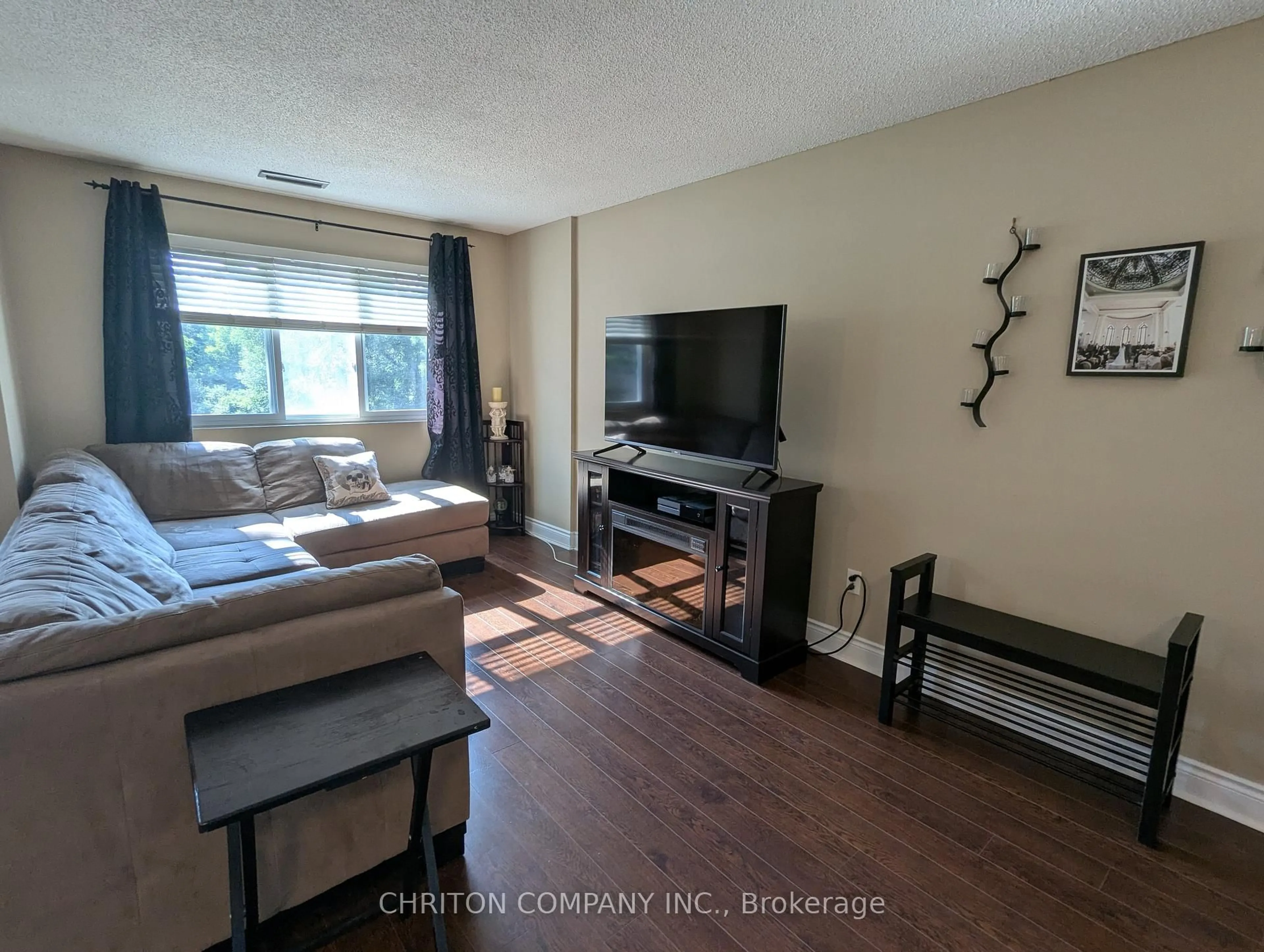 Living room with furniture, unknown for 2001 Bonnymede Dr #122, Mississauga Ontario L5J 4H8