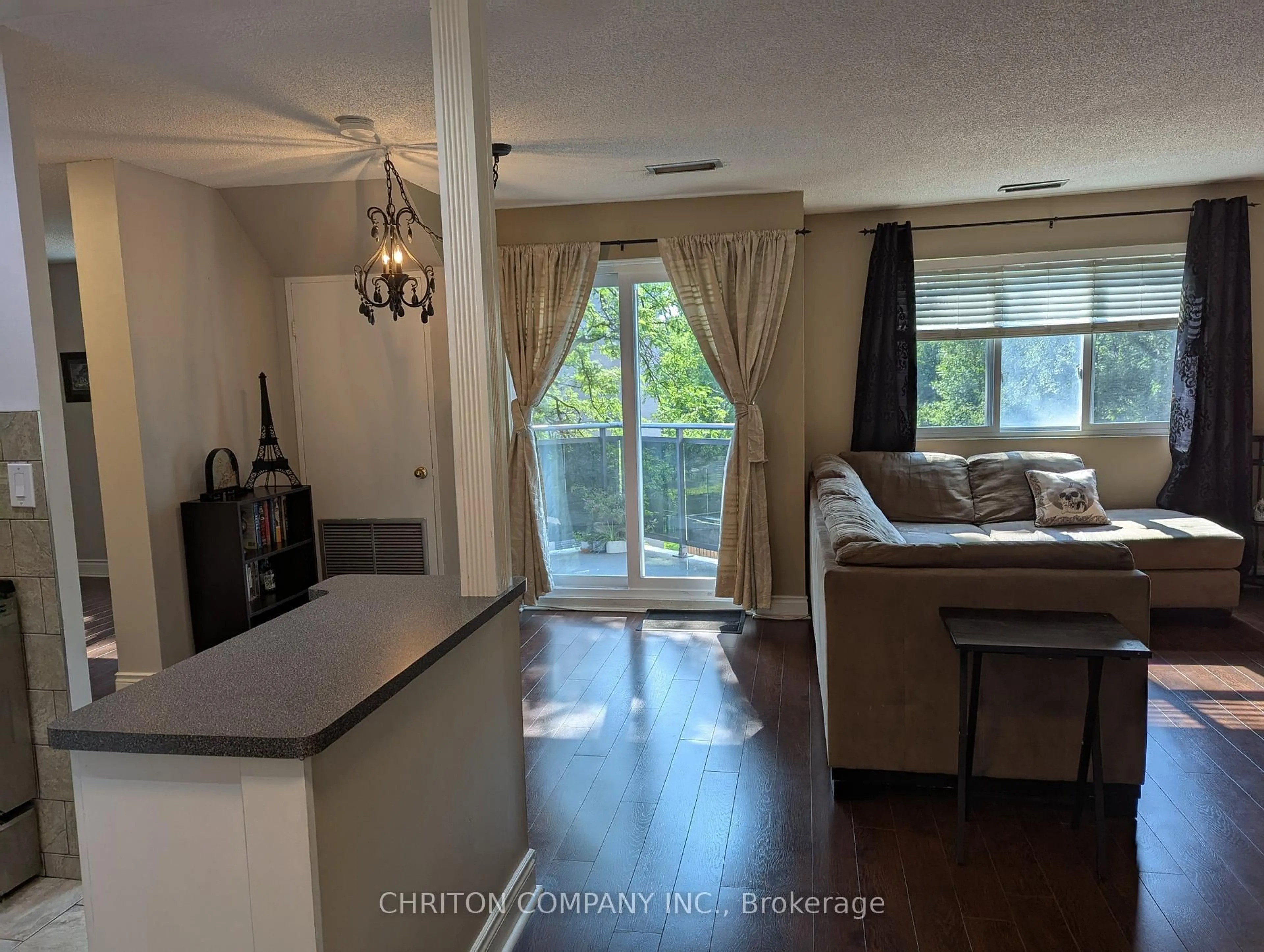 Living room with furniture, unknown for 2001 Bonnymede Dr #122, Mississauga Ontario L5J 4H8