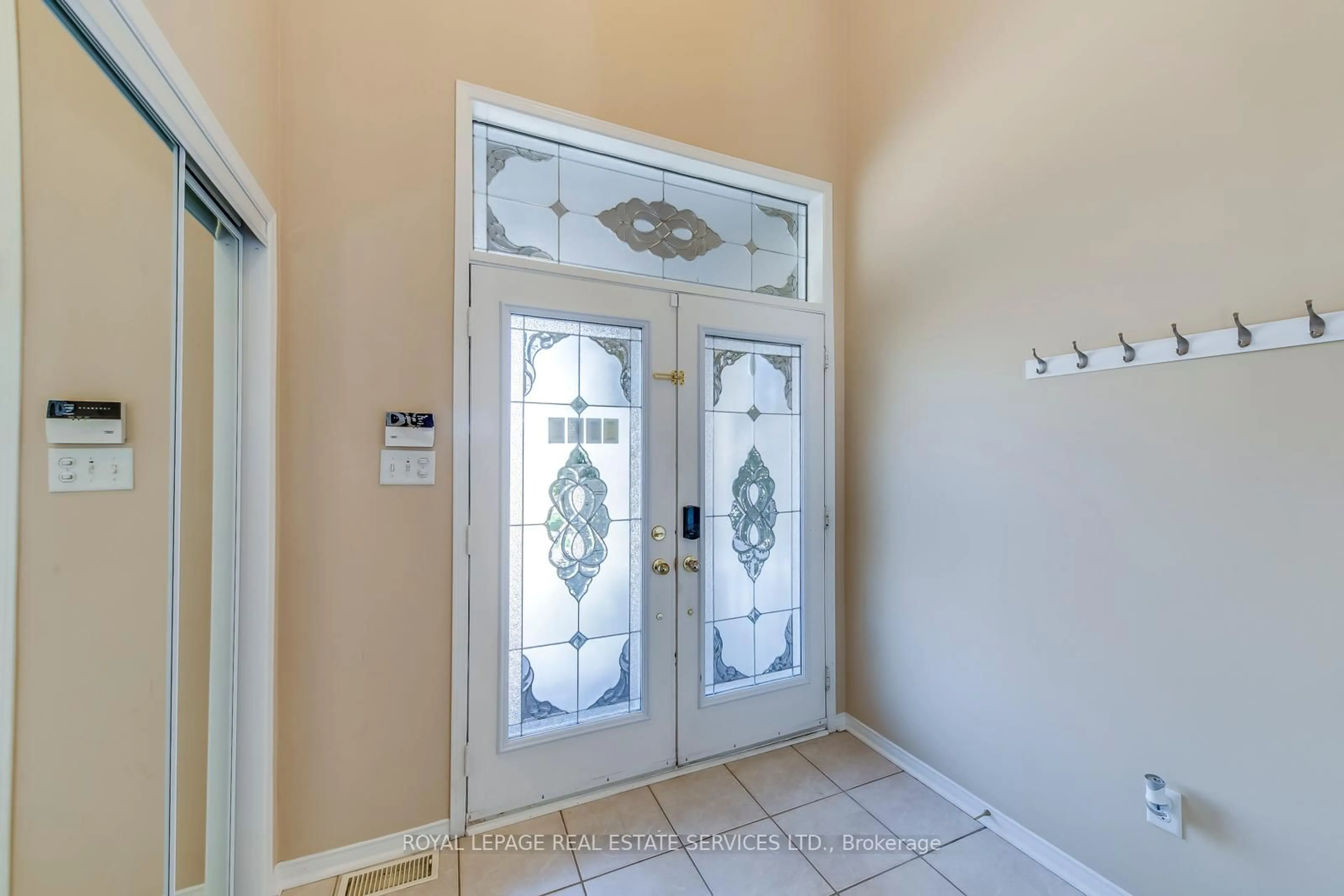 Indoor entryway for 3662 Jorie Cres, Mississauga Ontario L5M 7G8