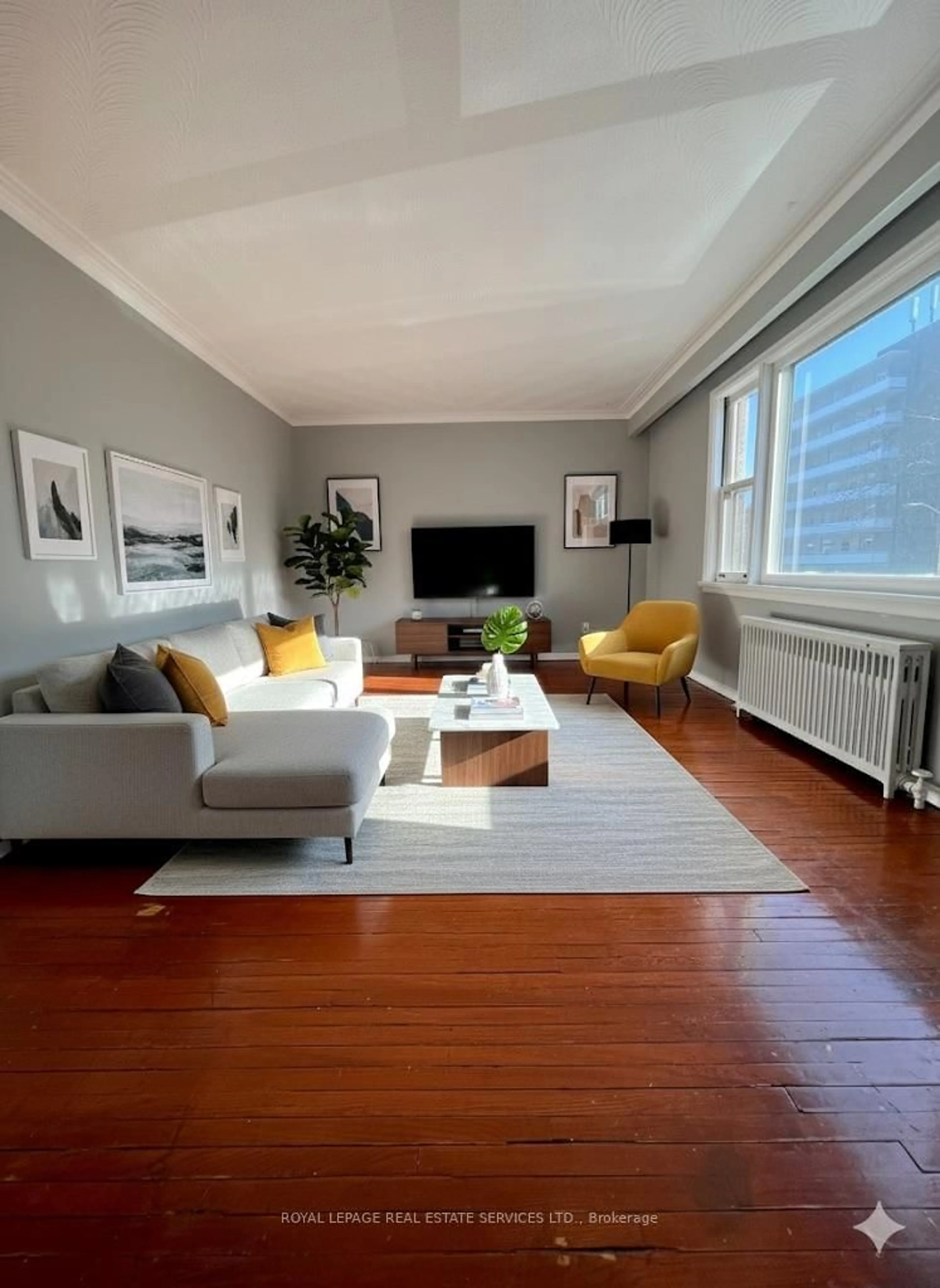 Living room with furniture, wood/laminate floor for 20 Park Blvd, Toronto Ontario M8W 1G7