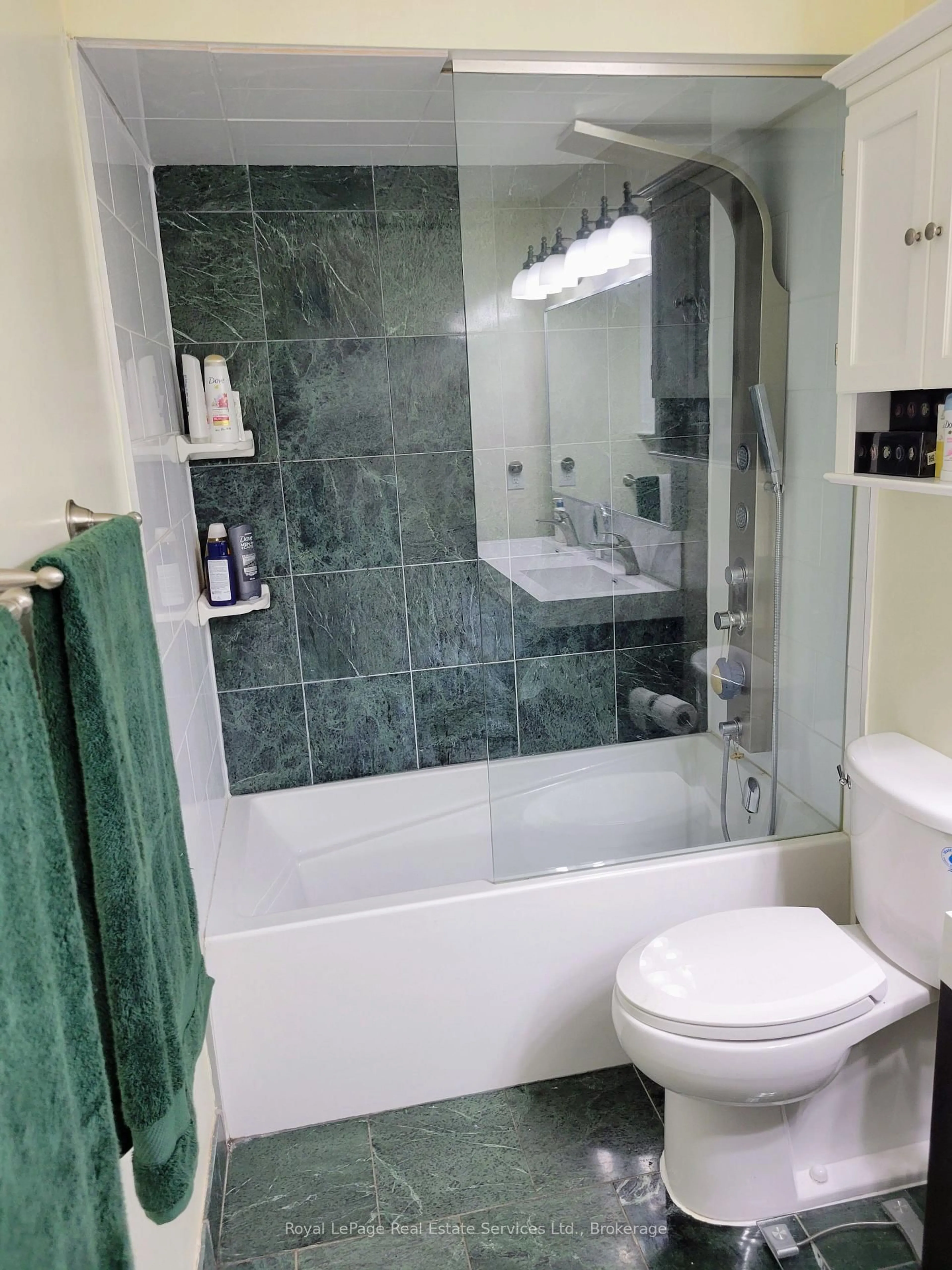 Standard bathroom, ceramic/tile floor for 1400 Dixie Rd #1214, Mississauga Ontario L5E 3E1