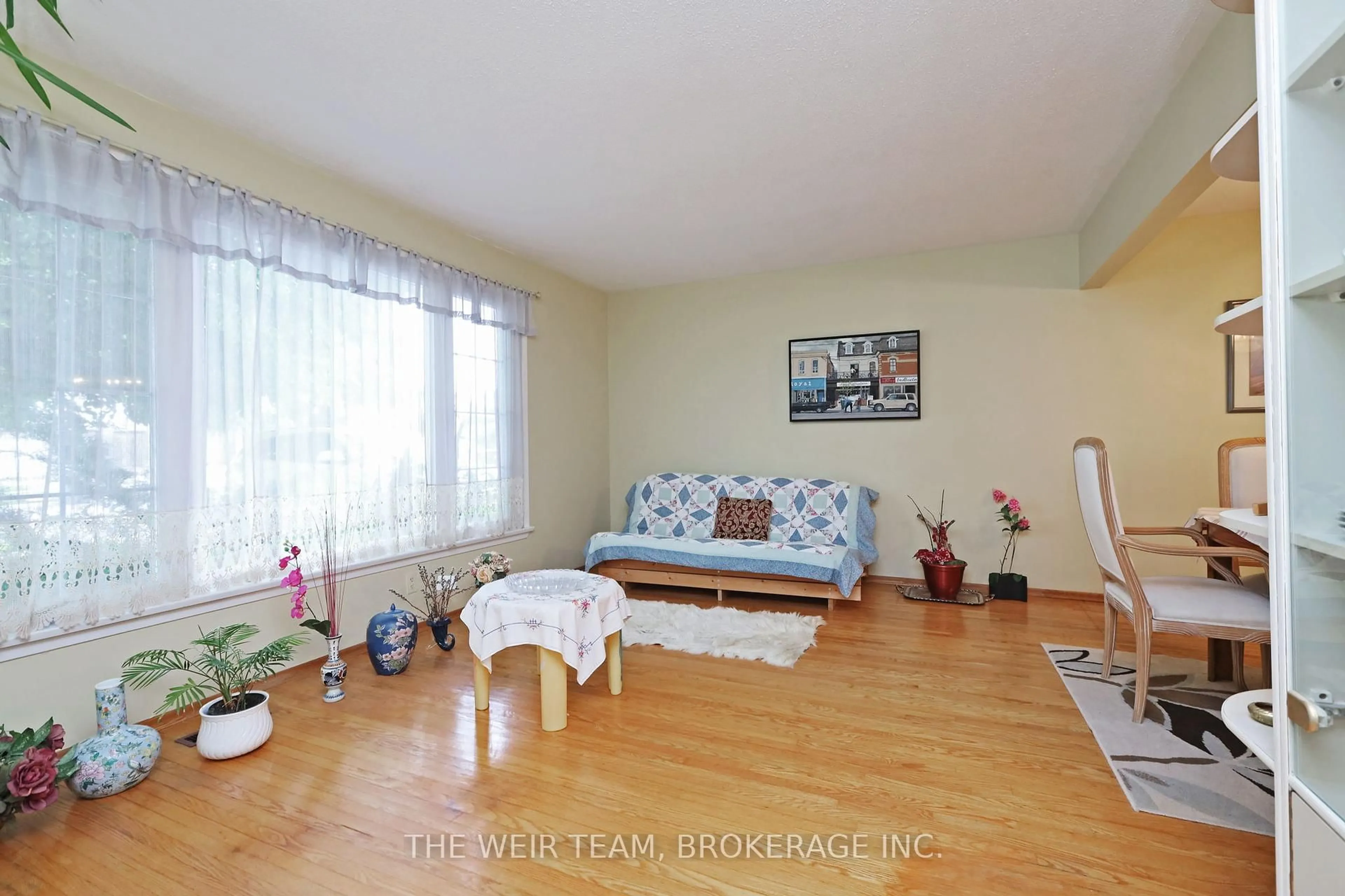 Living room with furniture, wood/laminate floor for 1577 Otterby Rd, Mississauga Ontario L4X 1W8