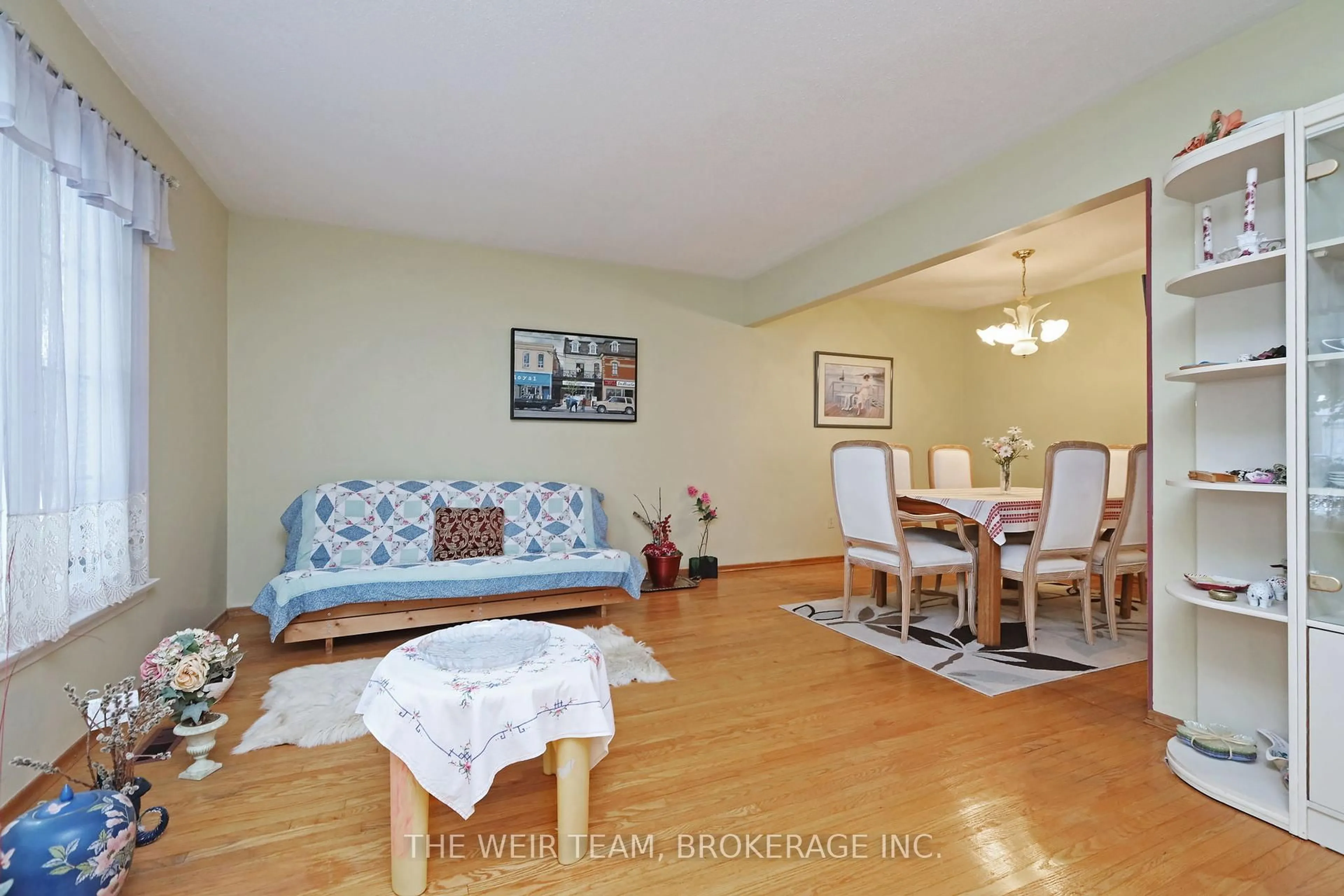 Living room with furniture, wood/laminate floor for 1577 Otterby Rd, Mississauga Ontario L4X 1W8