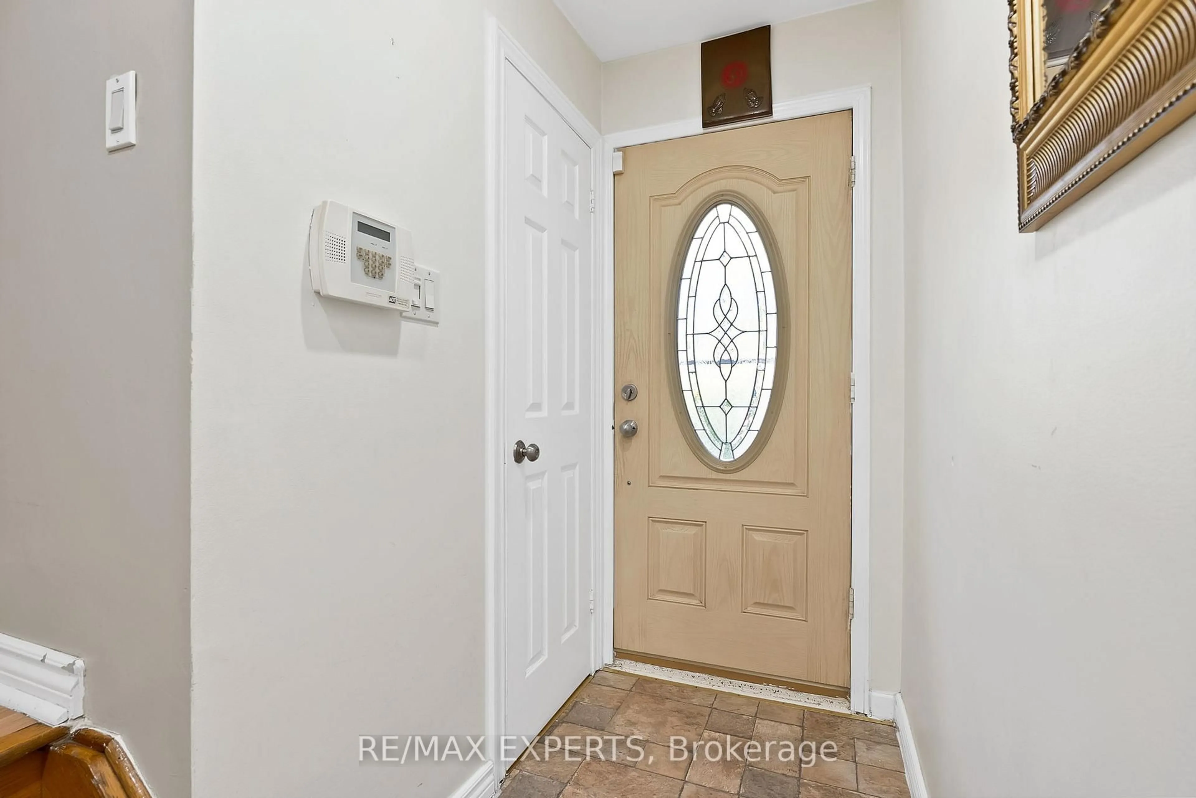 Indoor entryway for 56 San Marino Way, Toronto Ontario M3N 2Y3