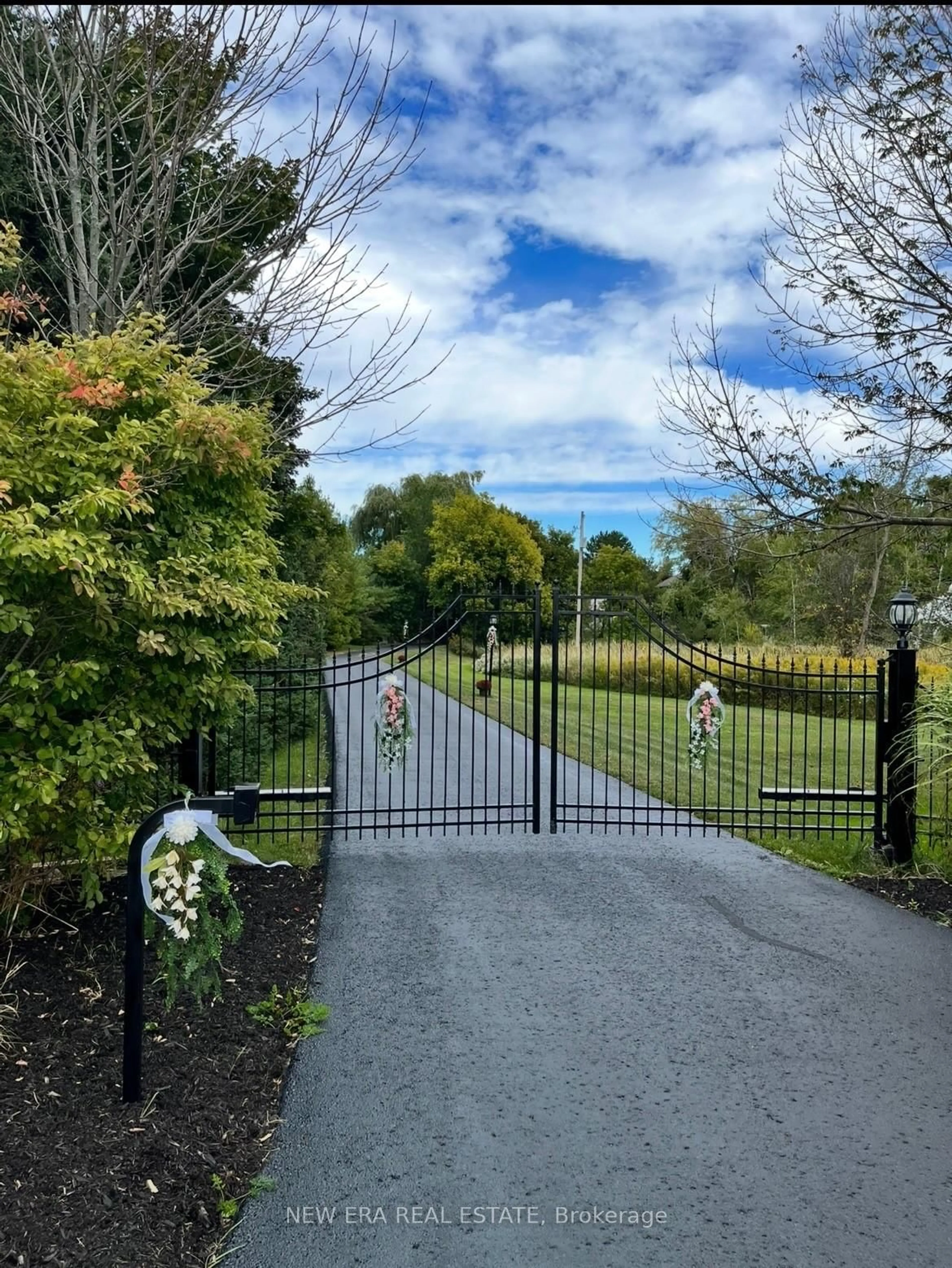 A pic from outside/outdoor area/front of a property/back of a property/a pic from drone, street for 14227 Trafalgar Rd, Halton Hills Ontario L7G 4S4