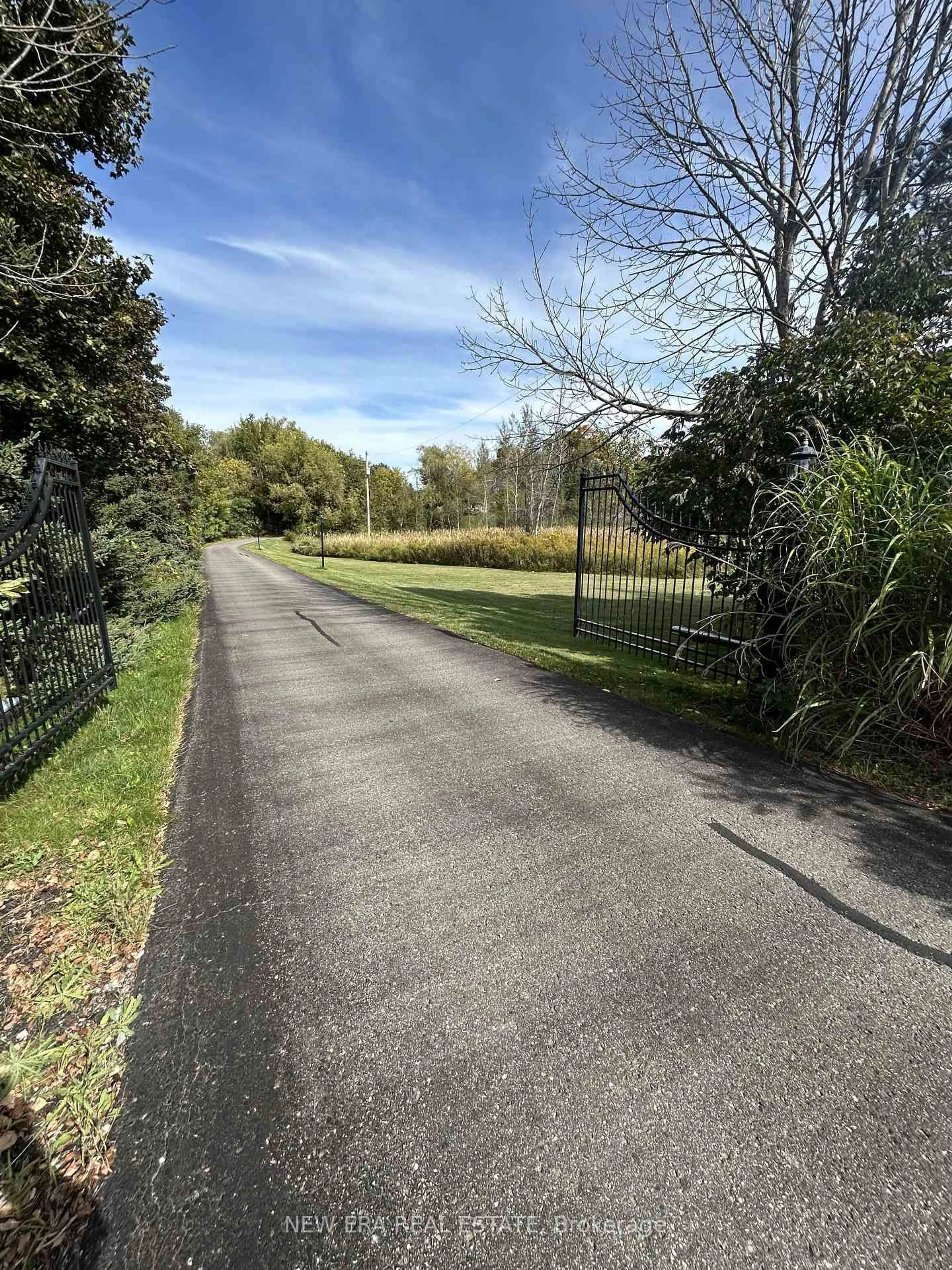 A pic from outside/outdoor area/front of a property/back of a property/a pic from drone, street for 14227 Trafalgar Rd, Halton Hills Ontario L7G 4S4