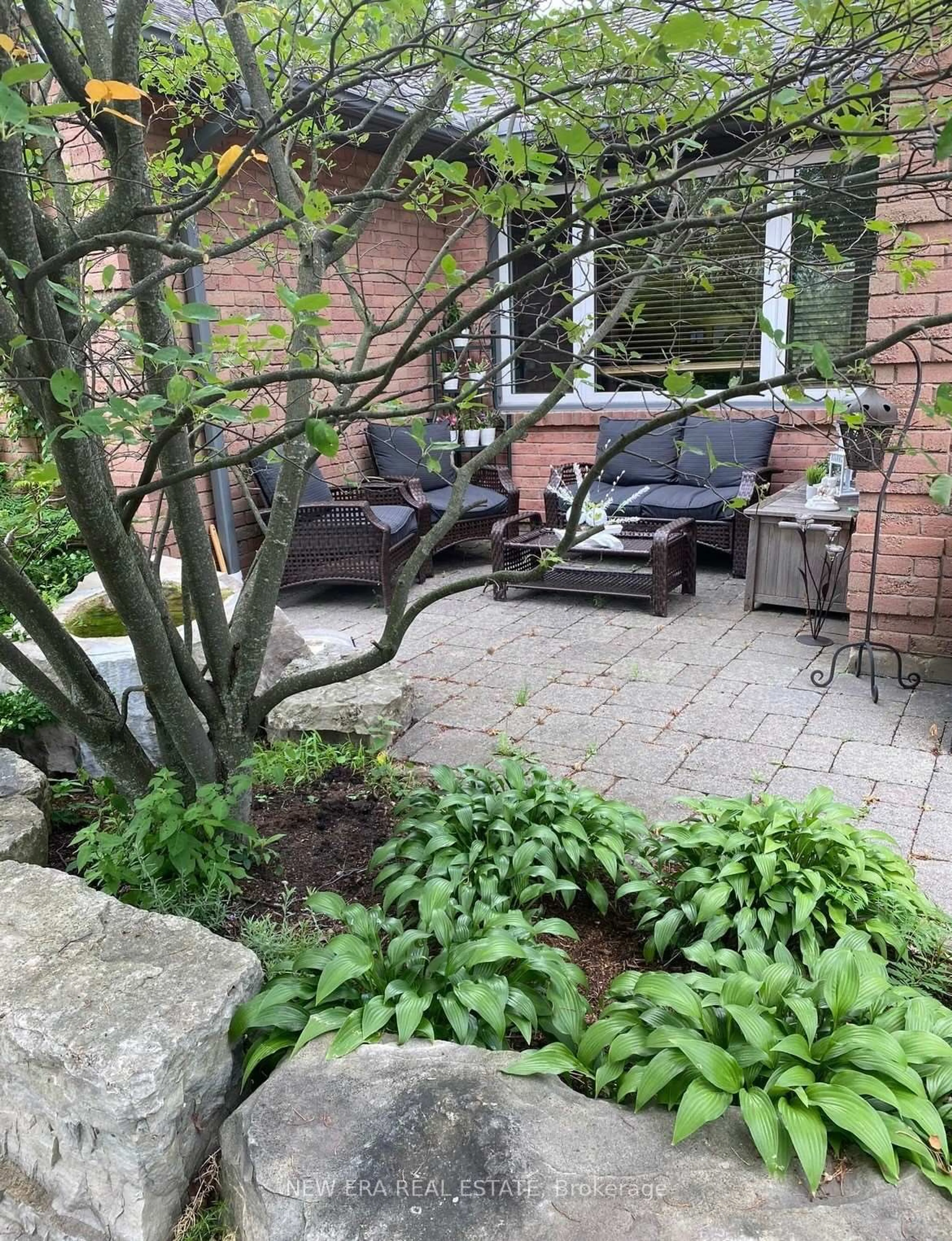 Patio, street for 14227 Trafalgar Rd, Halton Hills Ontario L7G 4S4