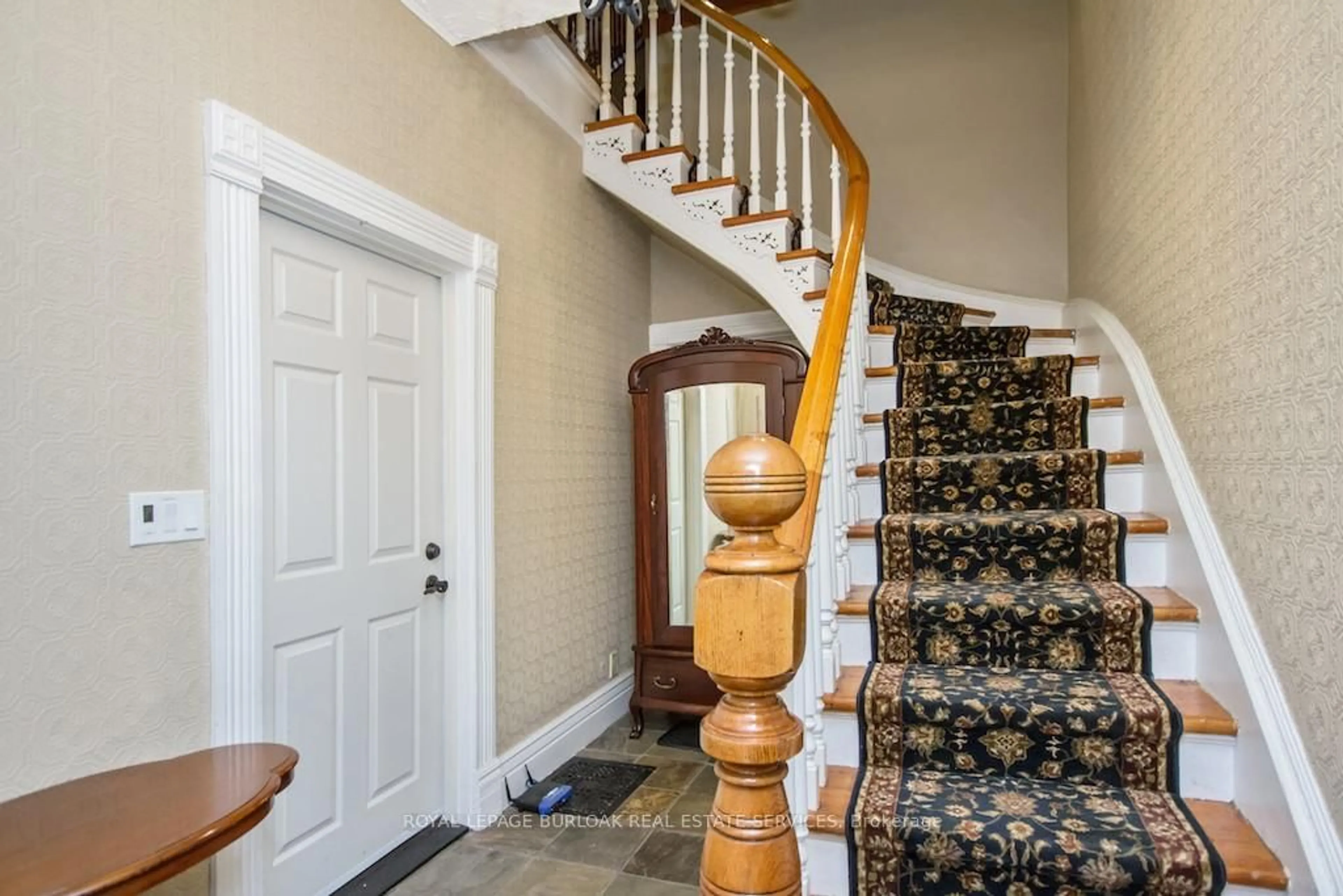 Indoor foyer for 470 Nelson Ave, Burlington Ontario L7S 1N5