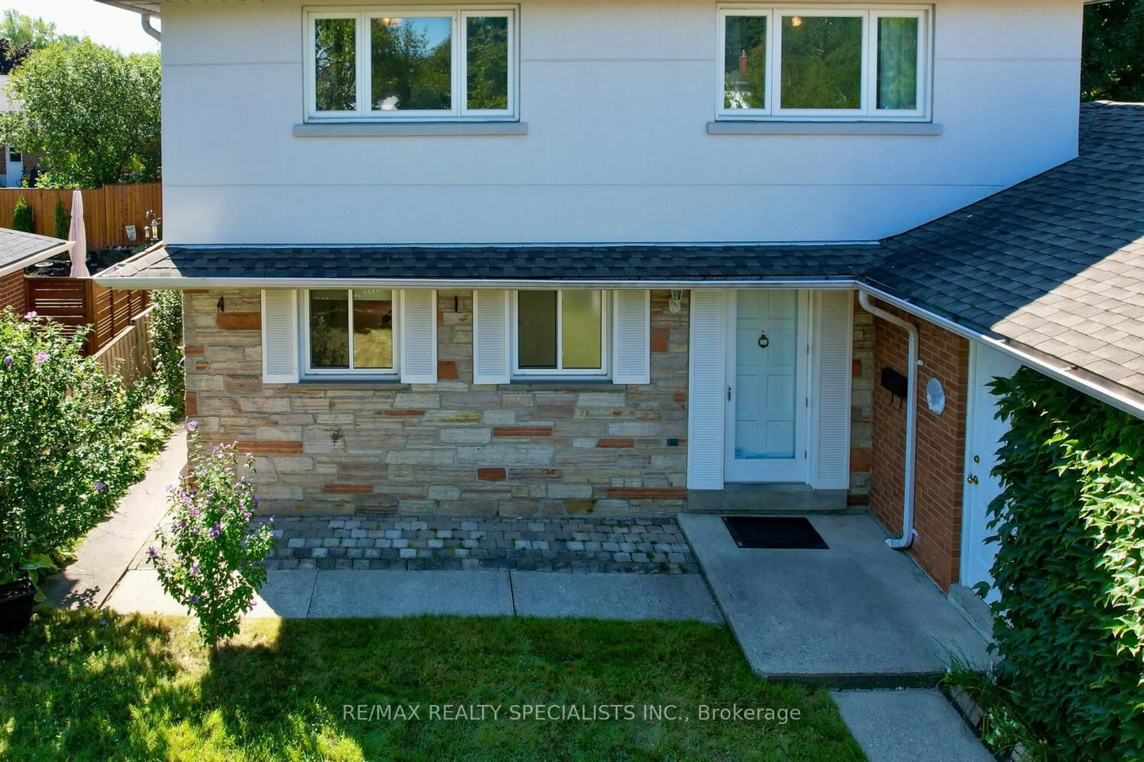 Home with vinyl exterior material, street for 2312 Homelands Dr, Mississauga Ontario L5K 1G6