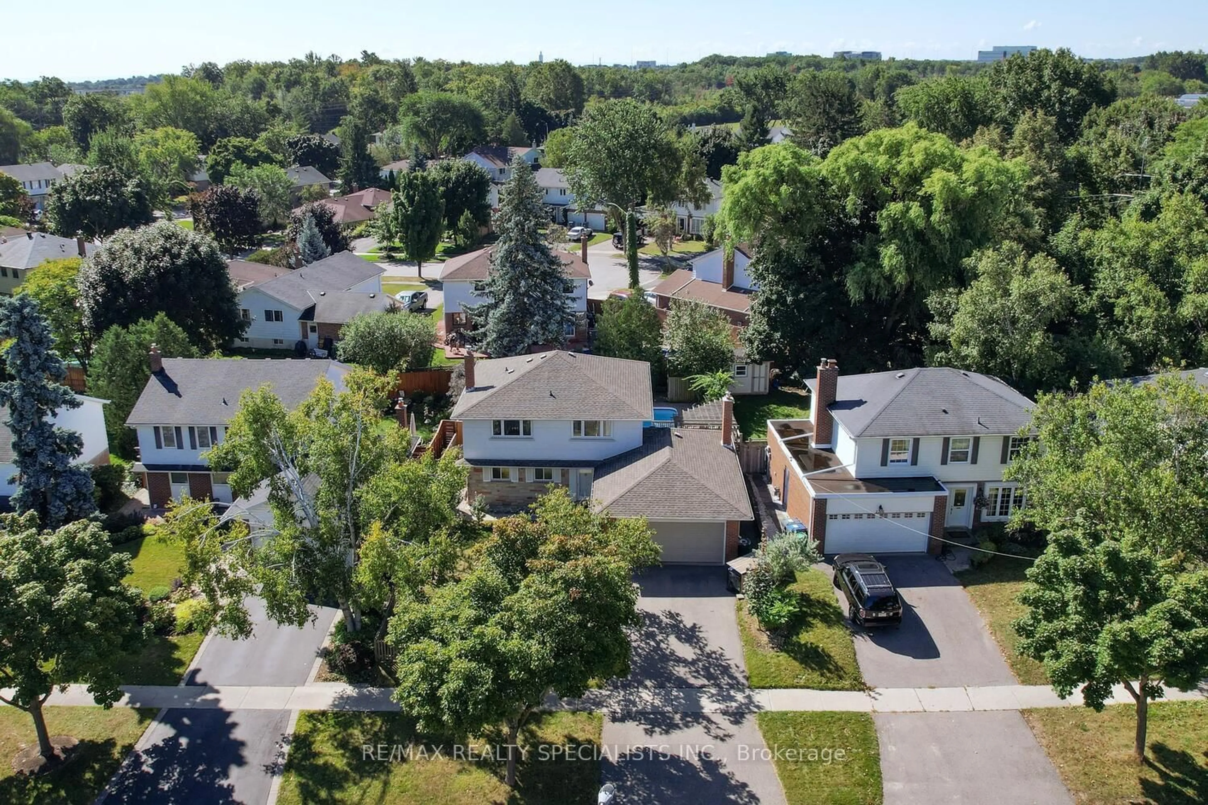 A pic from outside/outdoor area/front of a property/back of a property/a pic from drone, street for 2312 Homelands Dr, Mississauga Ontario L5K 1G6