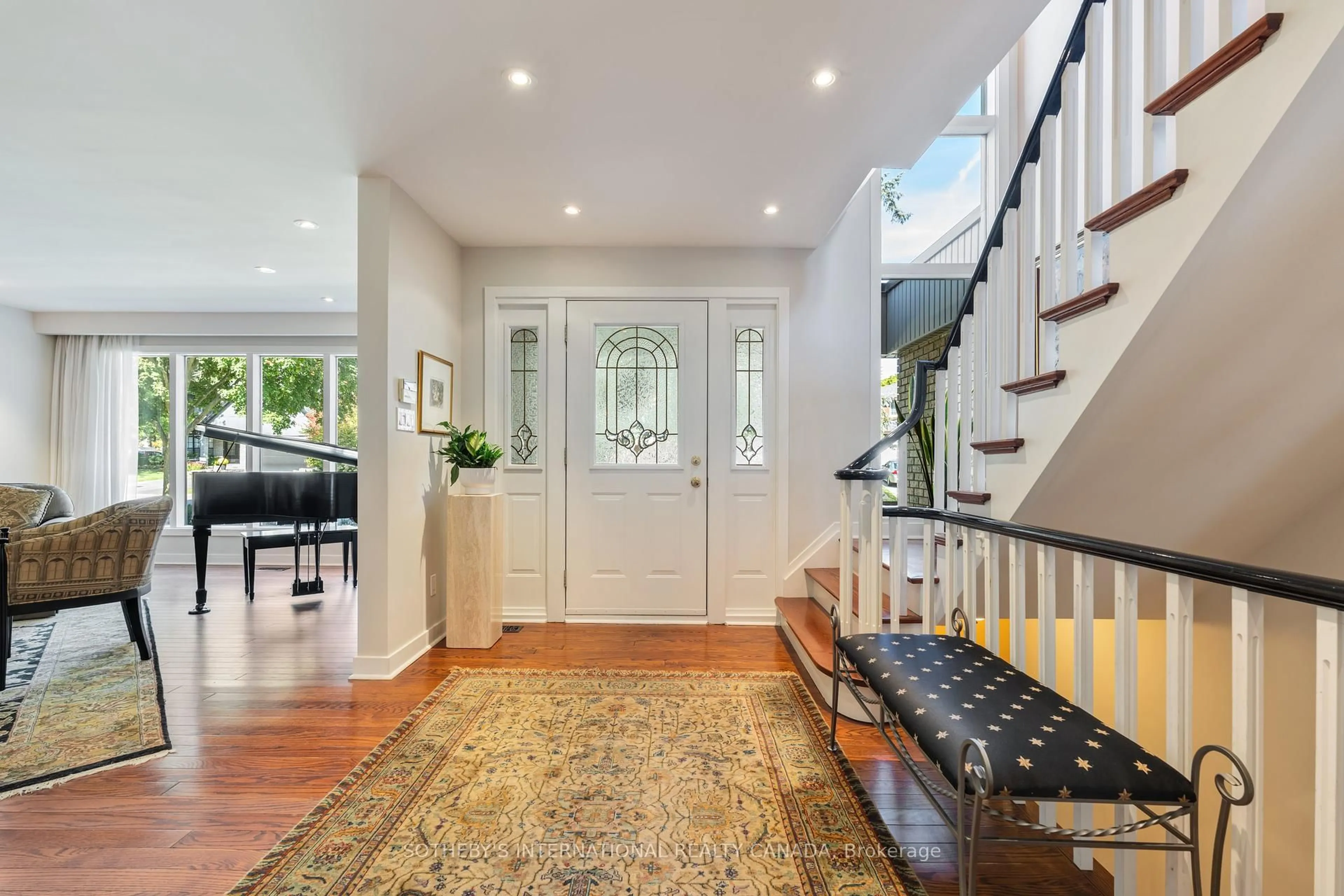 Indoor entryway for 6 Courtsfield Cres, Toronto Ontario M9A 4S9