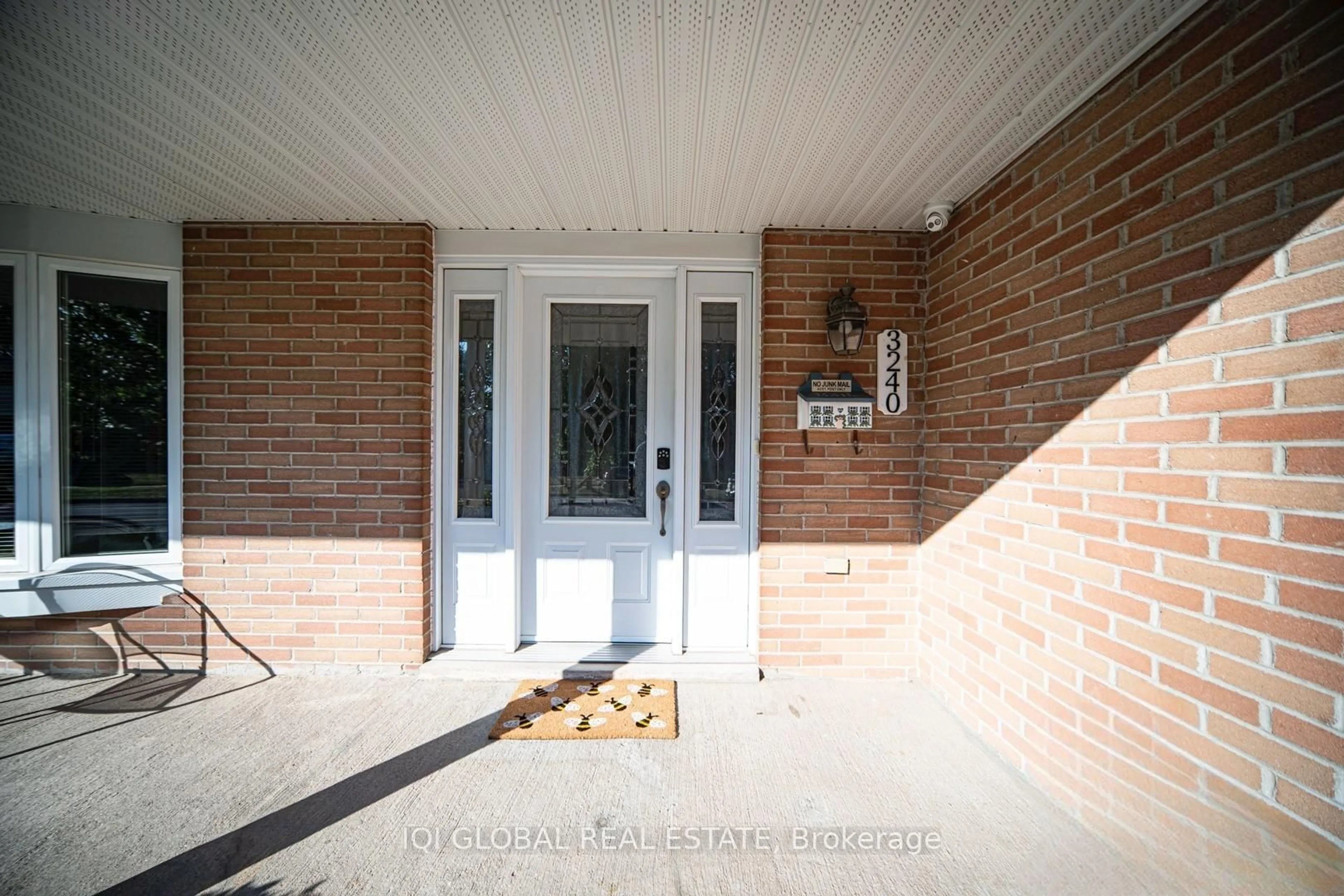 Indoor entryway for 3240 Centennial Dr, Burlington Ontario L7M 1M8