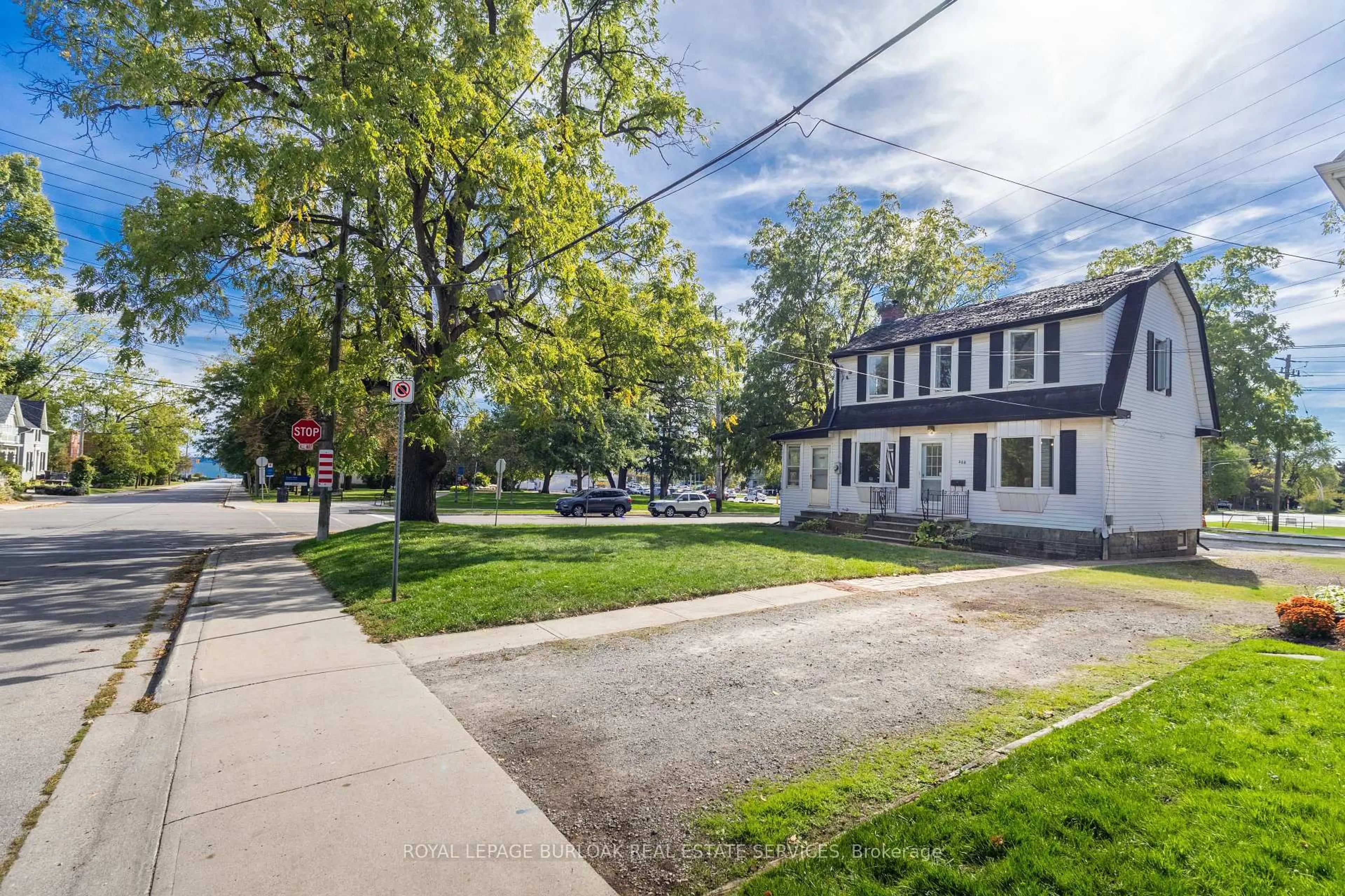 A pic from outside/outdoor area/front of a property/back of a property/a pic from drone, street for 466 Nelson Ave, Burlington Ontario L7S 1N5