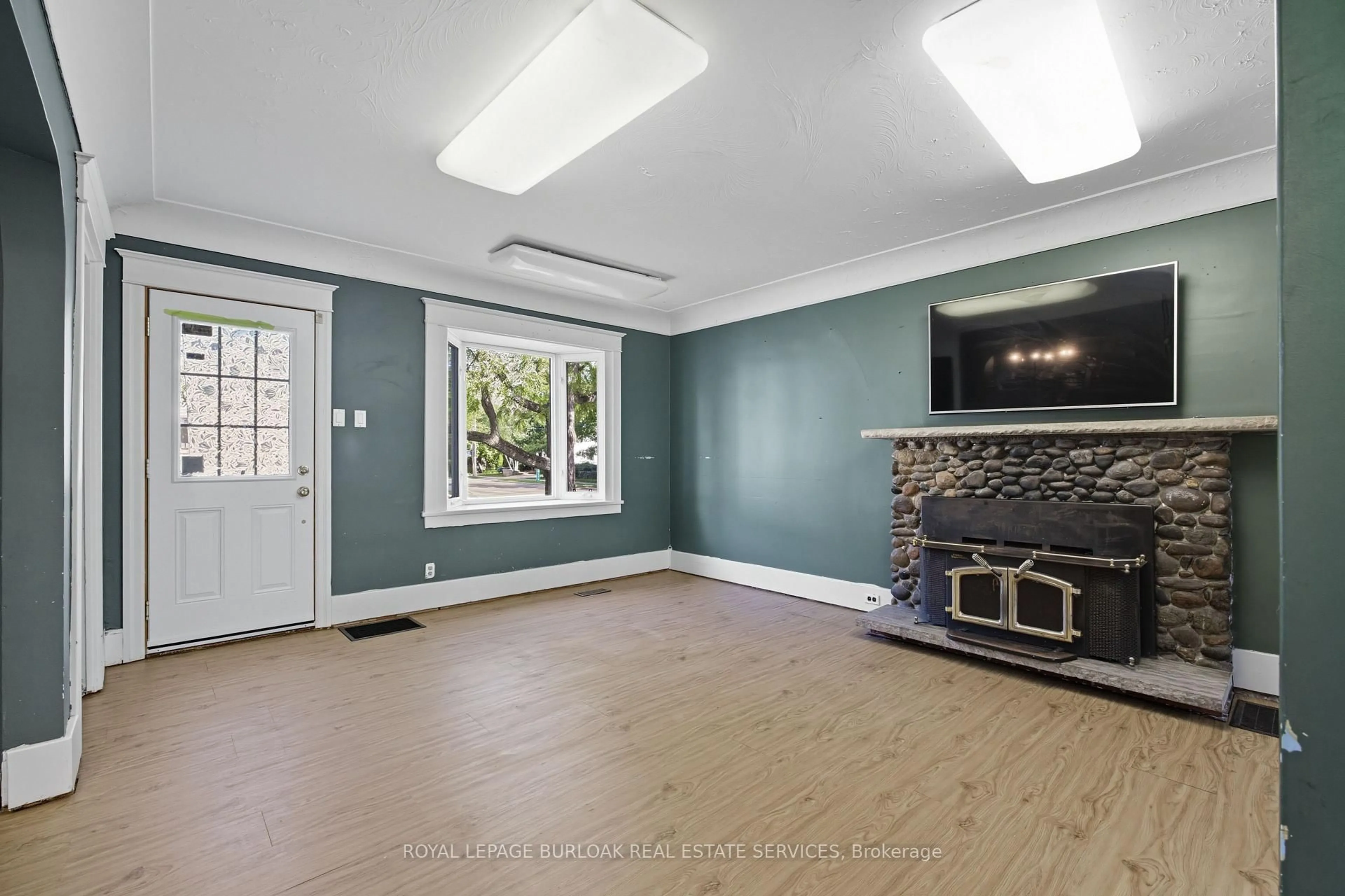 A pic of a room for 466 Nelson Ave, Burlington Ontario L7S 1N5