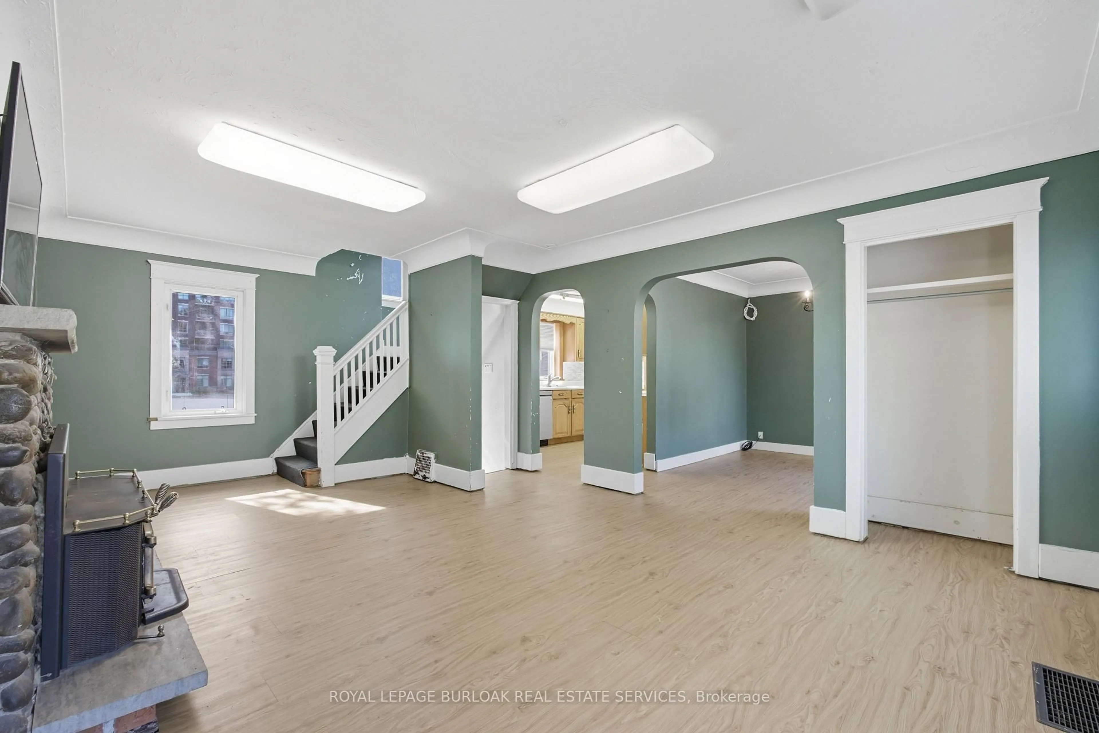 Indoor foyer for 466 Nelson Ave, Burlington Ontario L7S 1N5