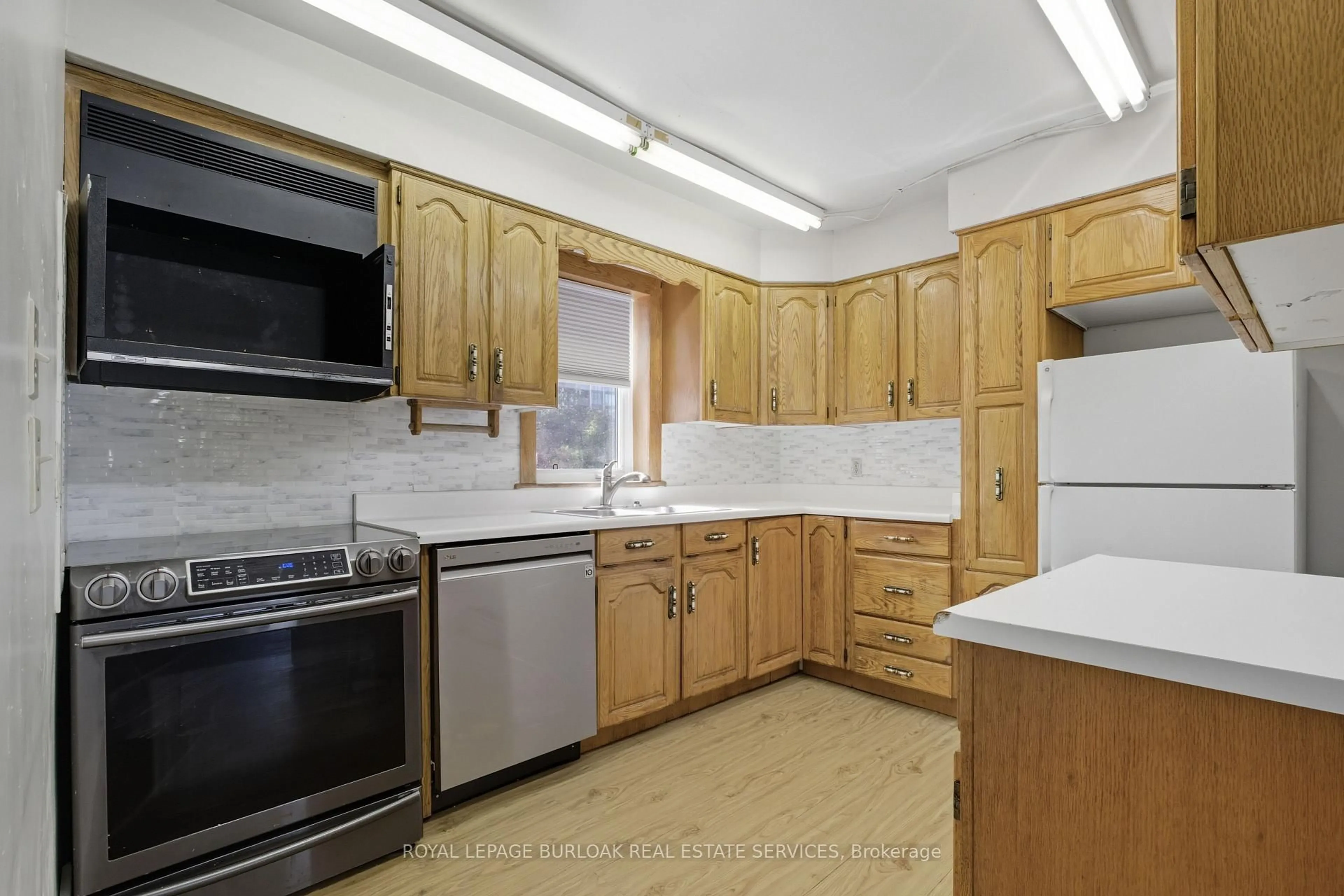Standard kitchen, unknown for 466 Nelson Ave, Burlington Ontario L7S 1N5