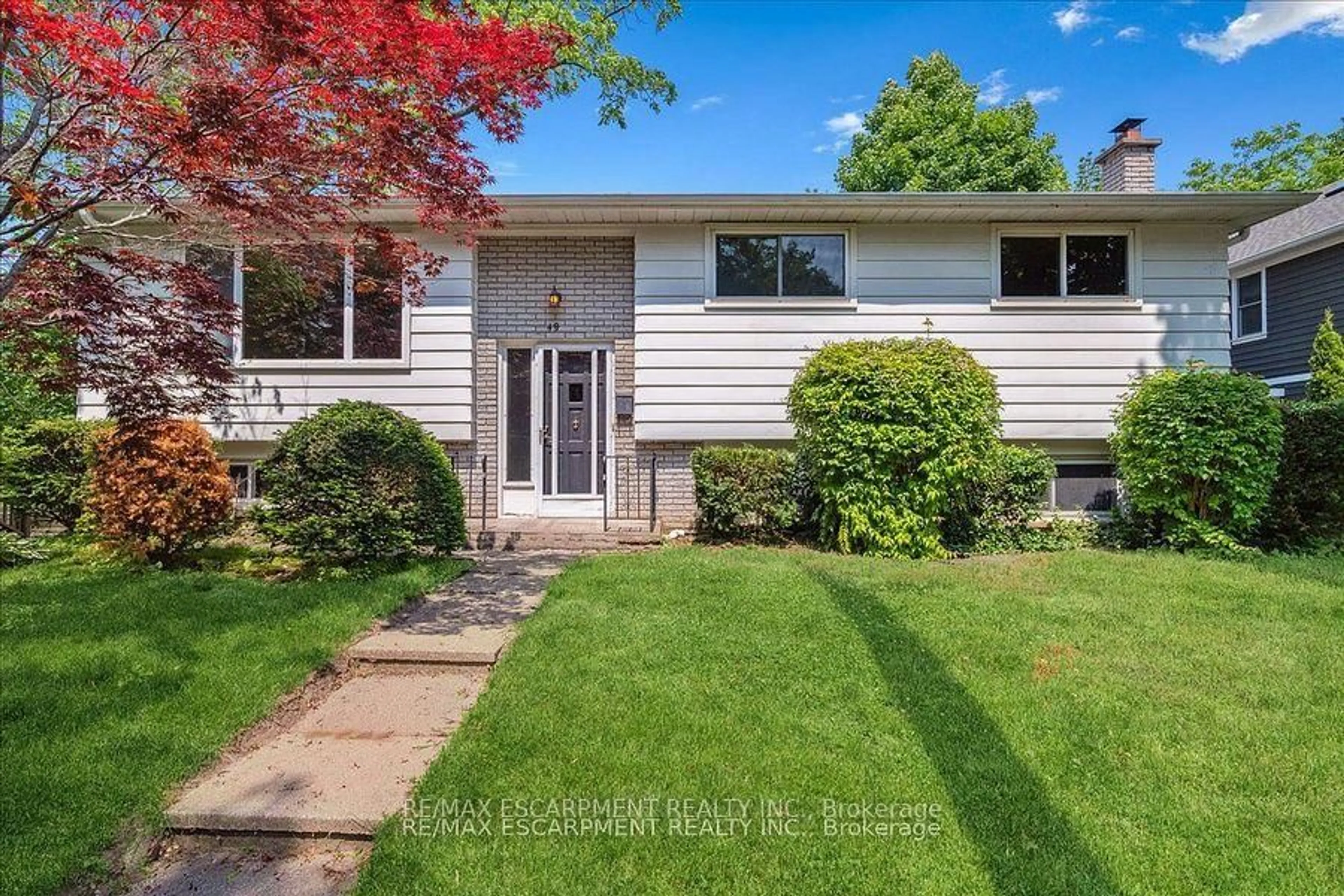 Home with vinyl exterior material, street for 49 Head St, Oakville Ontario L6K 1L4