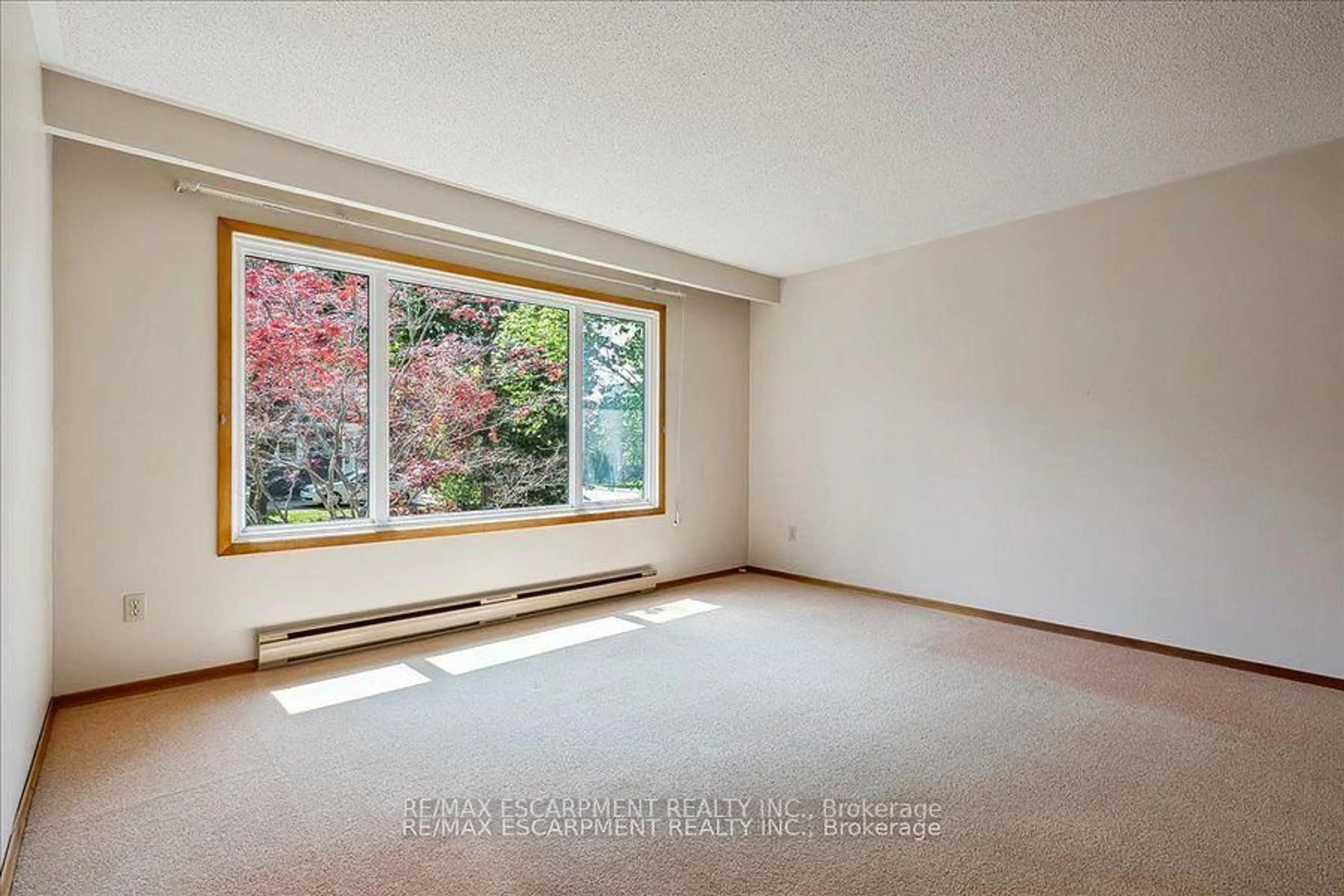 A pic of a room for 49 Head St, Oakville Ontario L6K 1L4
