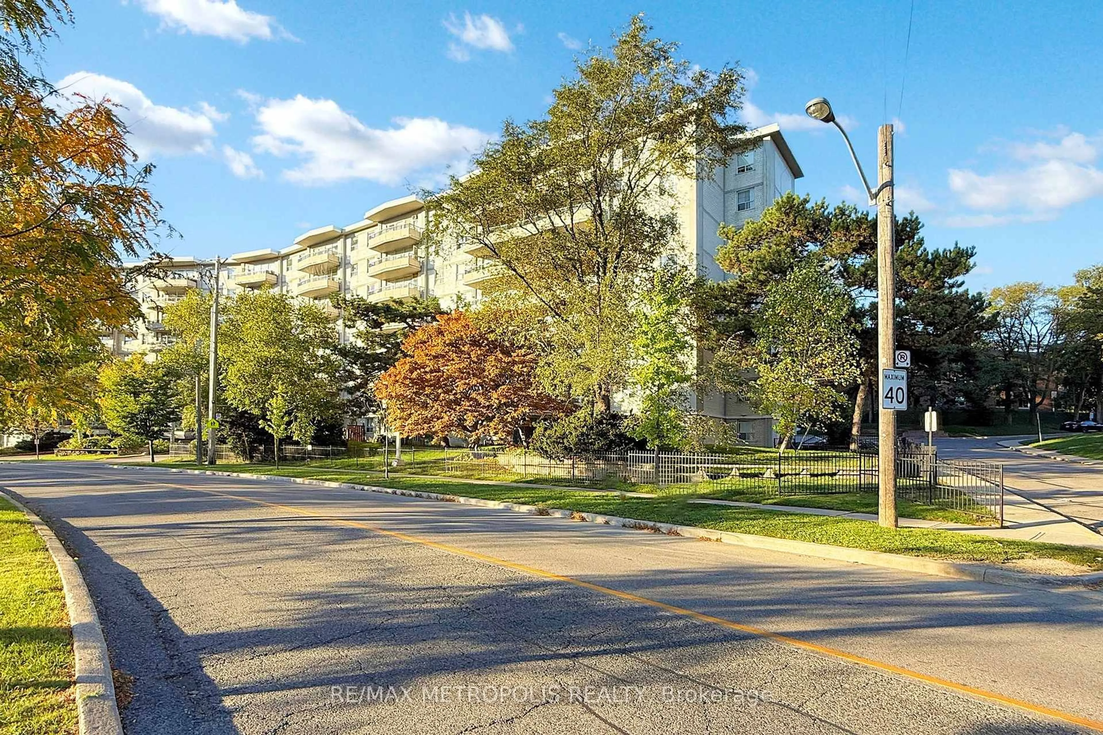 Patio, street for 80 Grandravine Dr #809, Toronto Ontario M3J 1B2