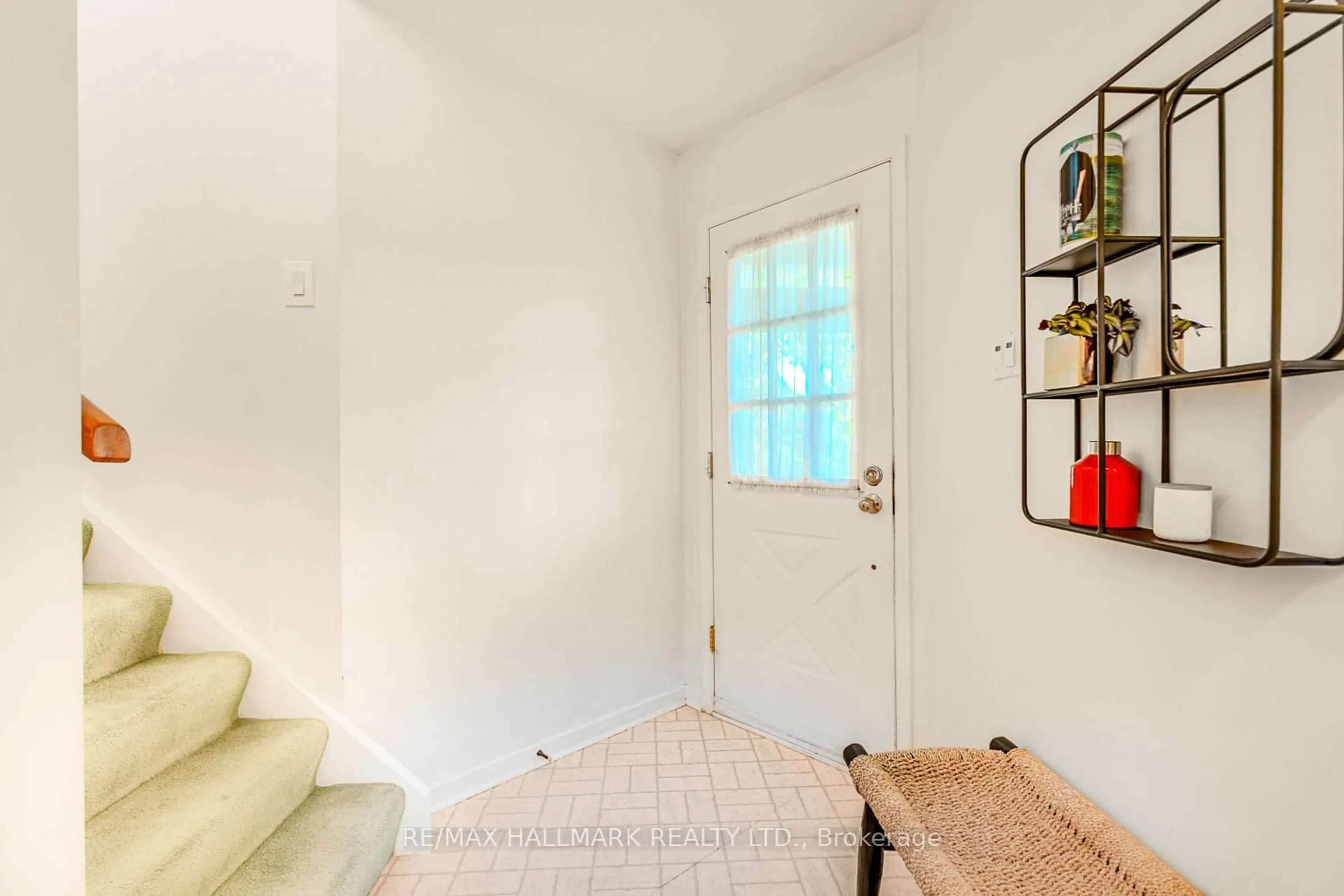 Indoor entryway for 2143 Hunt Cres, Burlington Ontario L7M 2P2