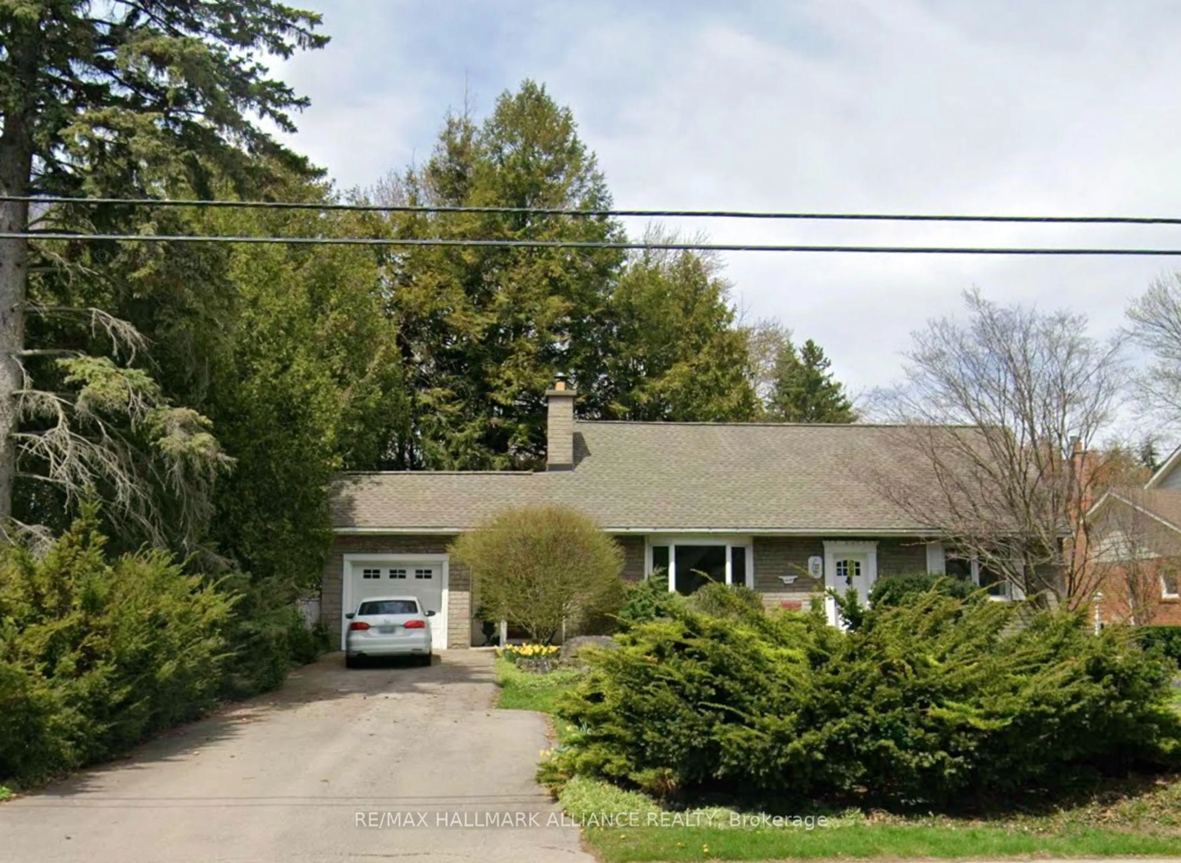 A pic from outside/outdoor area/front of a property/back of a property/a pic from drone, street for 4447 Lakeshore Rd, Burlington Ontario L7L 1B3