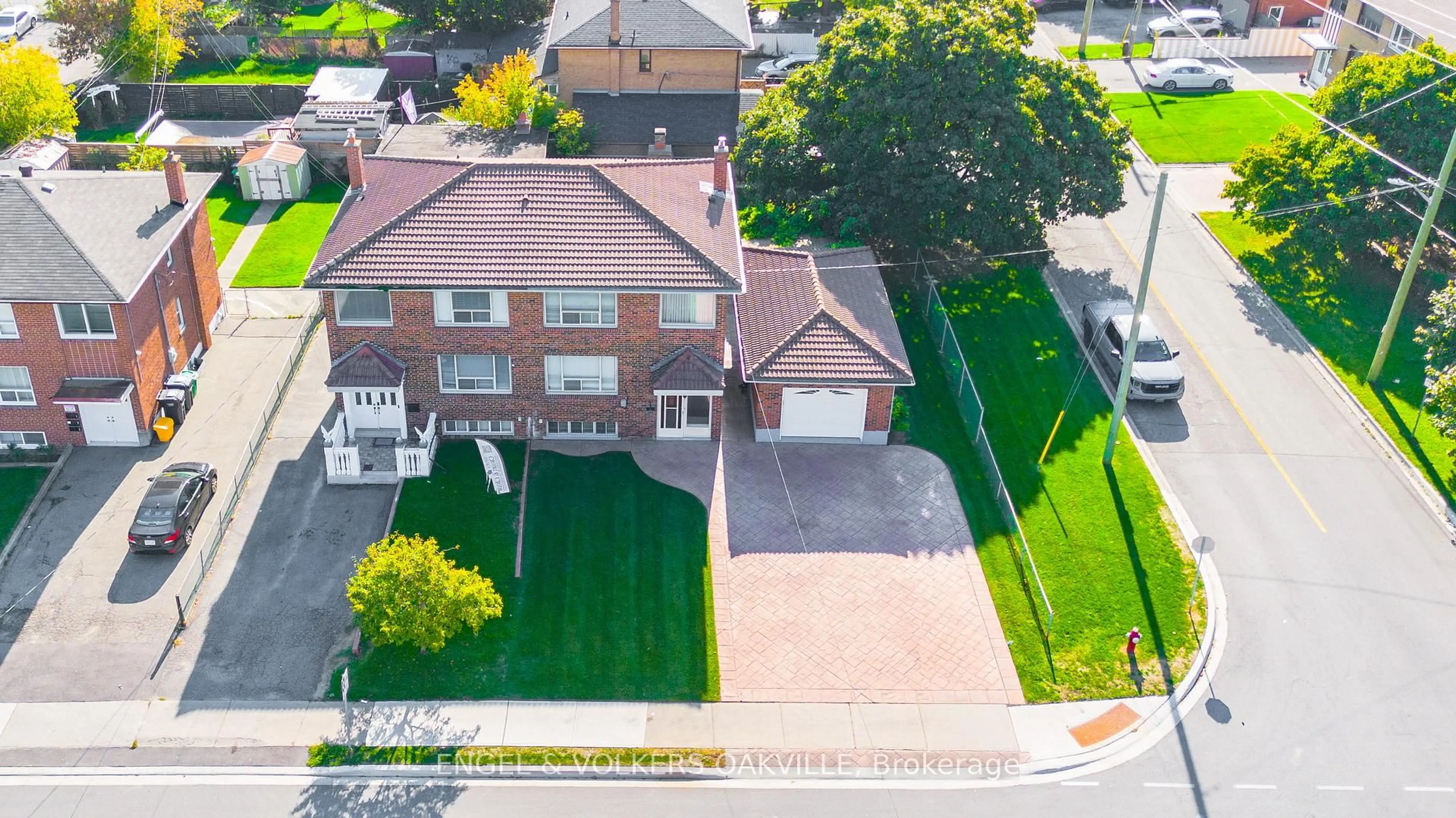 A pic from outside/outdoor area/front of a property/back of a property/a pic from drone, street for 183 vodden St, Brampton Ontario L6V 1M9