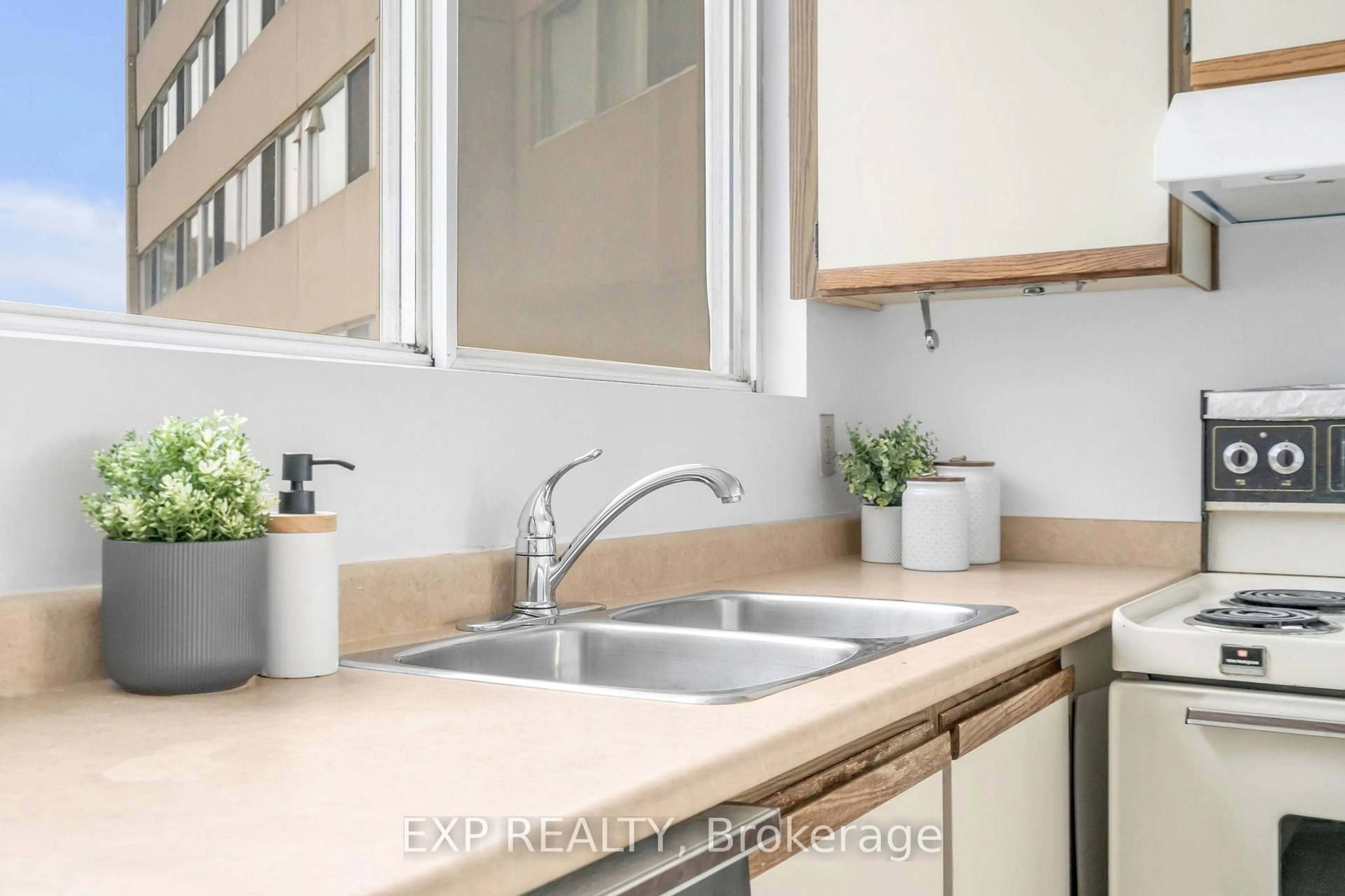 Standard kitchen, unknown for 3700 Kaneff Cres #406, Mississauga Ontario L5A 4B8